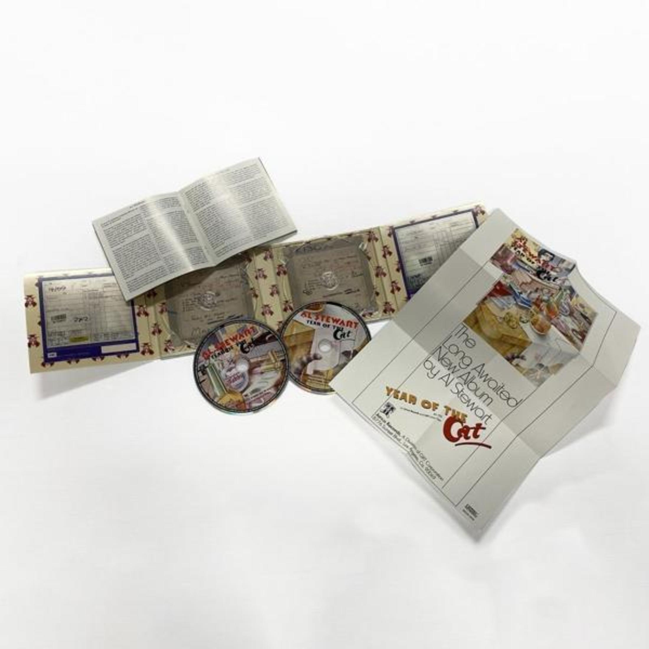 CD-Album mit offenem Booklet, das CDs und Einlagen zeigt. Der Albumtitel 'Year of the Cat' von Al Stewart ist sichtbar.