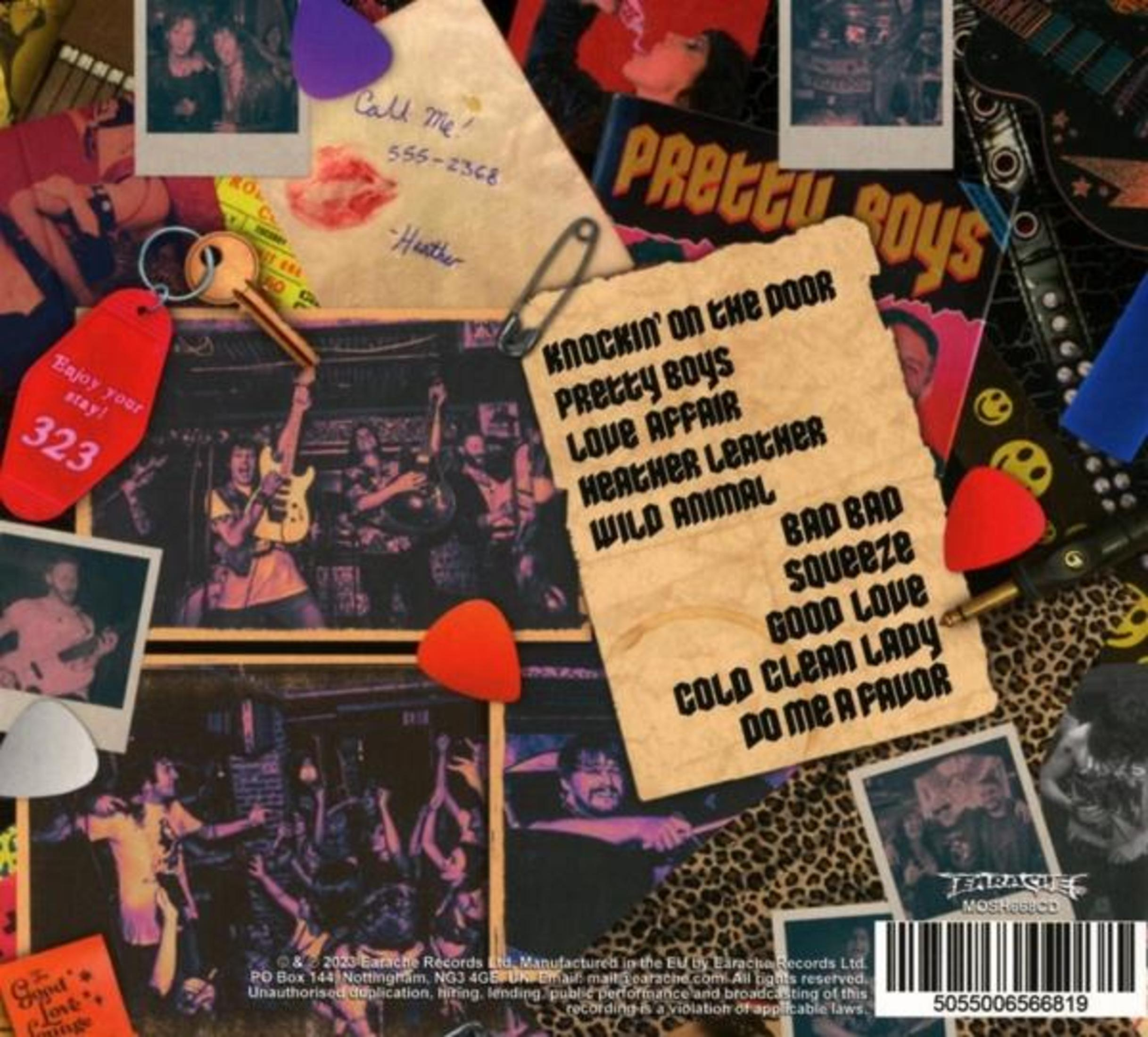 Albumcover mit Bandfotos, rotem Schlüsselanhänger, Gitarrenplektren und handgeschriebener Songliste.