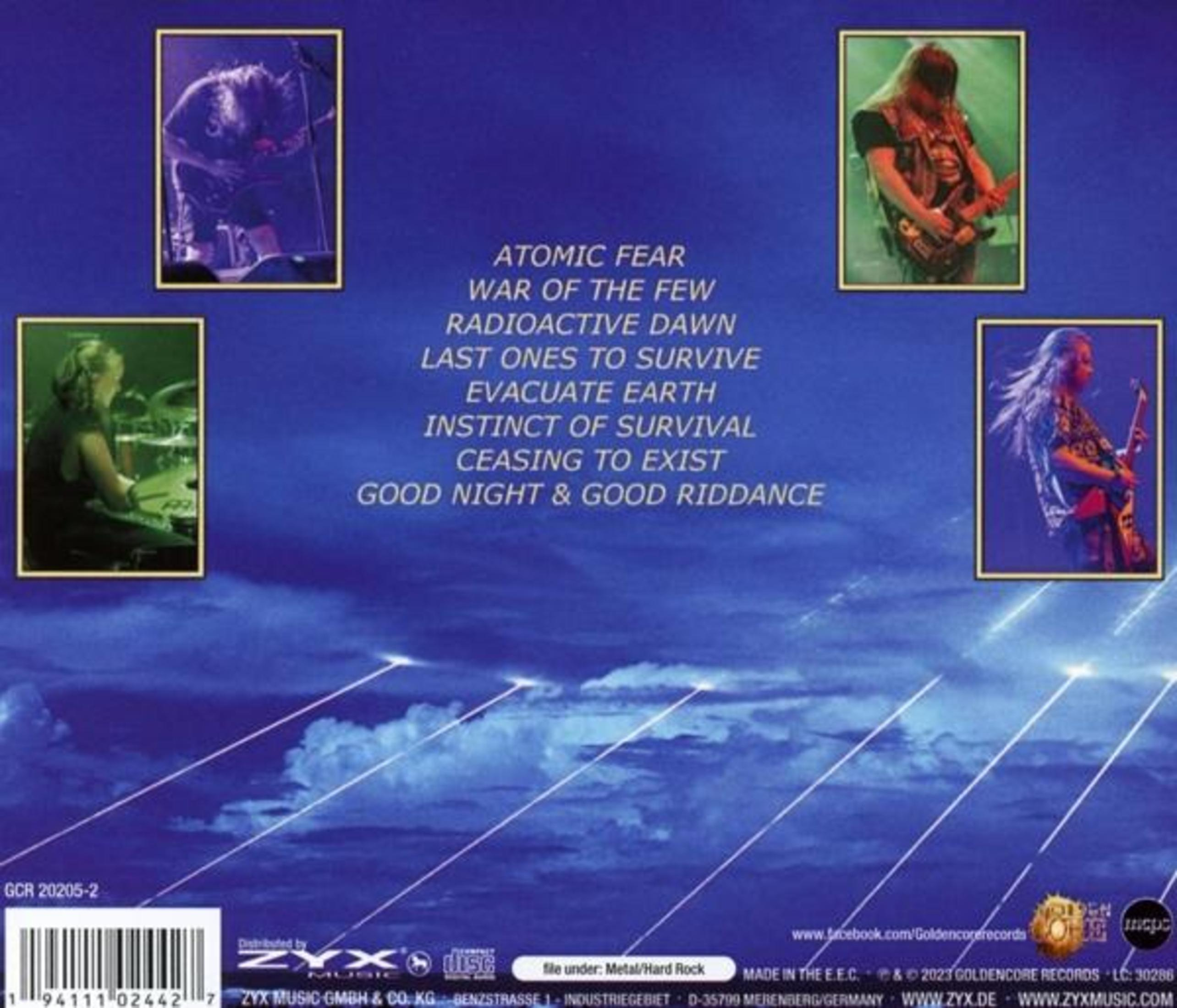 Albumcover mit Bandmitgliedern in Rahmen. Der Text lautet Atomic Fear, War of the Few und andere Songtitel. Blauer Hintergrund.
