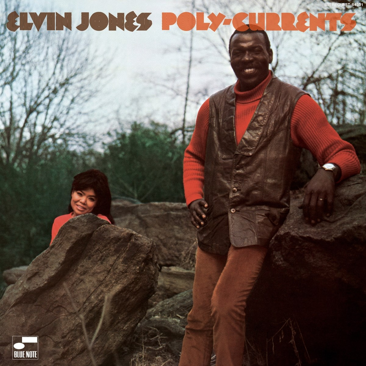 Copertina dell'album. Elvin Jones, in gilet, e una donna si appoggiano alle rocce. Il titolo dell'album è Poly-Currents.