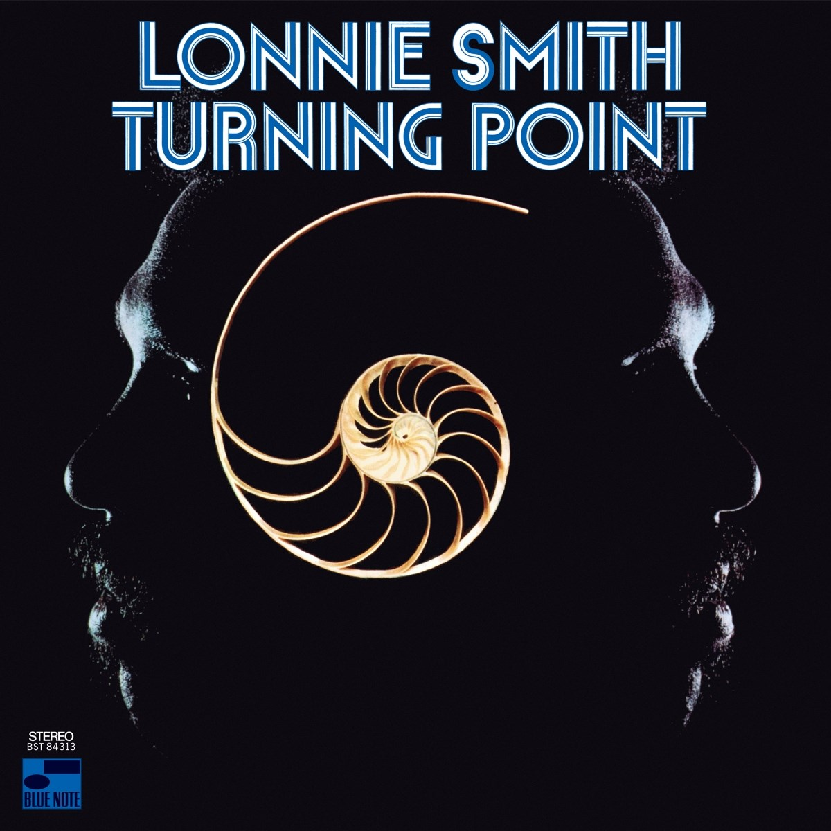 Copertina dell'album. Sfondo nero con due volti a silhouette e una conchiglia di nautilus dorata. Testo: Lonnie Smith, Turning Point.