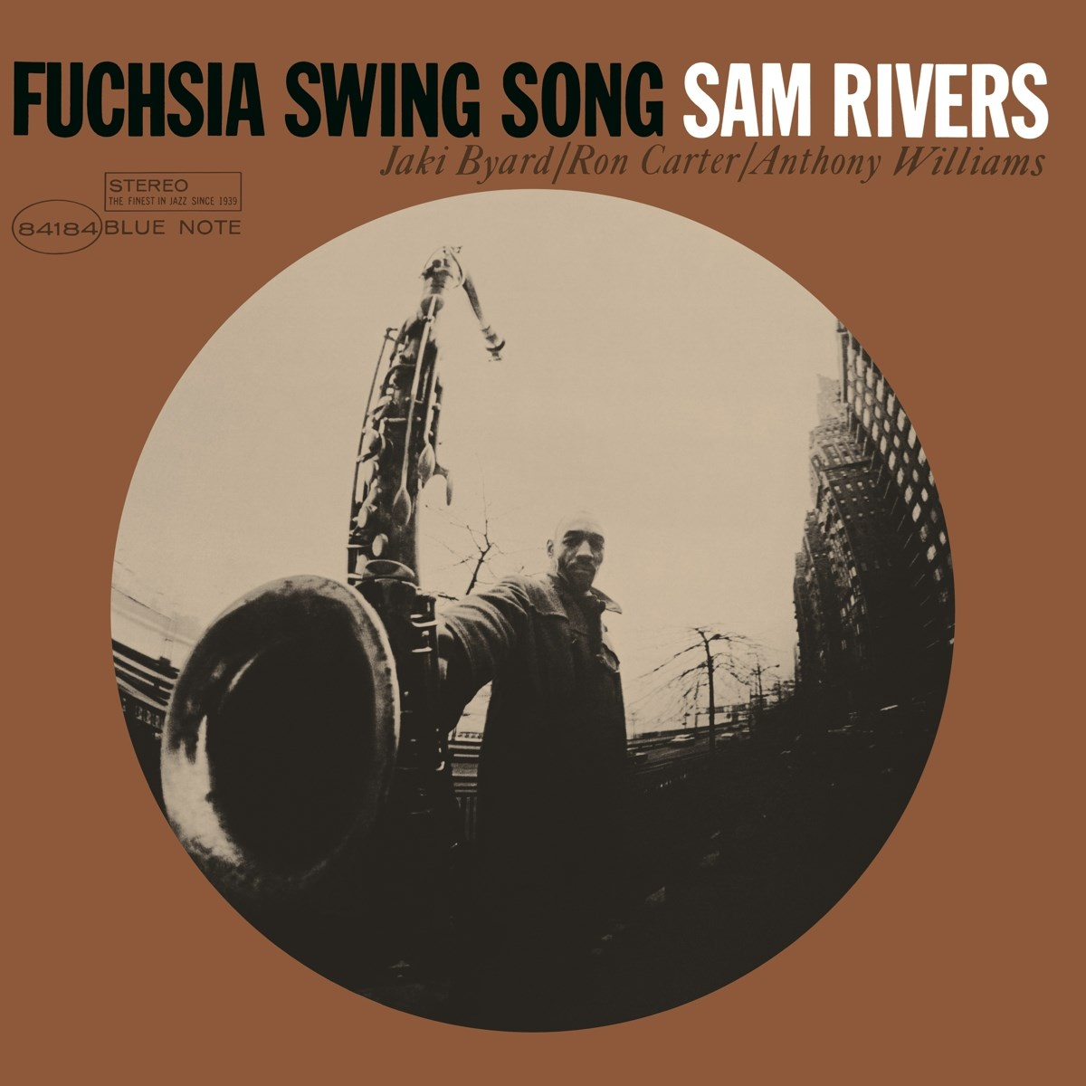 Copertina dell'album: Sam Rivers, titolo 'Fuchsia Swing Song'. Un uomo tiene un sassofono. Edifici sullo sfondo, schema di colori marrone e bianco.
