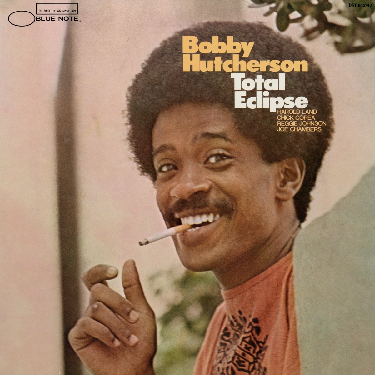 Copertina dell'album: Bobby Hutcherson con una sigaretta che sorride. Il titolo recita "Total Eclipse". Altri nomi includono Harold Land, Chick Corea.