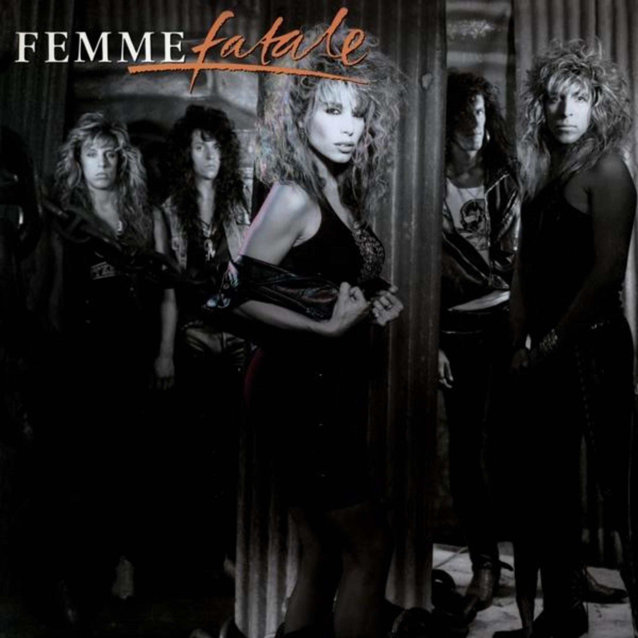 Bandfoto getiteld "Femme Fatale". Toont vijf mensen, drie vrouwen en twee mannen, in donkere kleding. De centrale vrouw staat in focus.