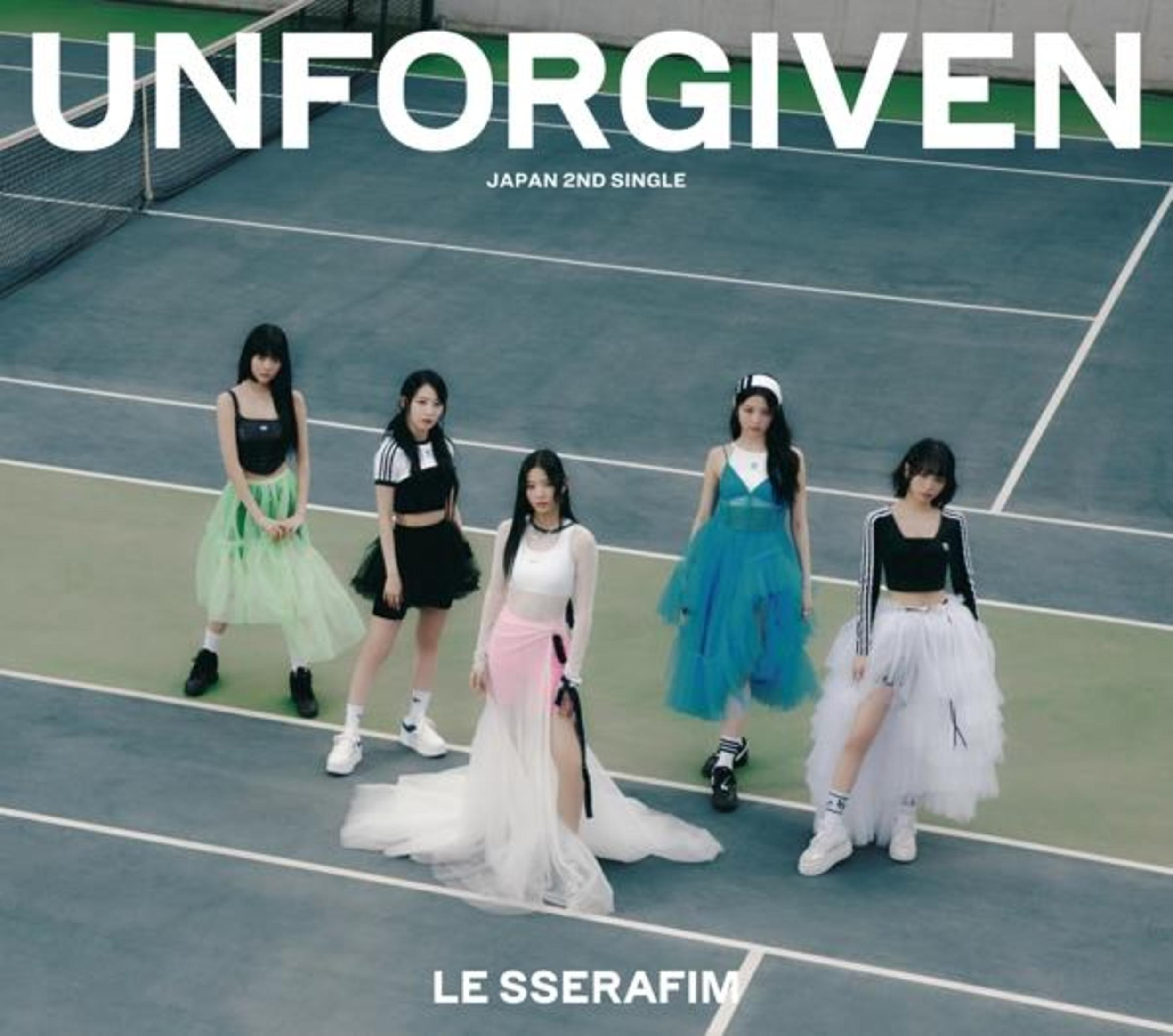 Vijf vrouwen poseren op een tennisbaan. Ze dragen verschillende rokken en tops. De tekst 'UNFORGIVEN' staat bovenaan. De groep is LE SSERAFIM.