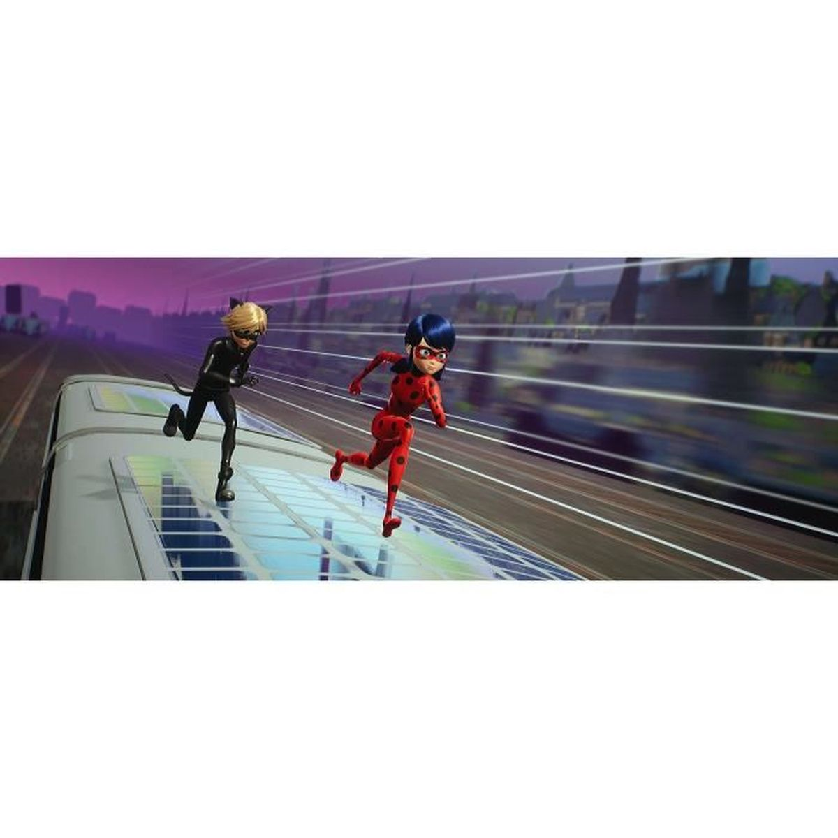 Ladybug e Chat Noir corrono sul tetto di un treno. Ladybug in tuta rossa, Chat Noir in nero. Lo sfondo mostra una città con linee sfocate.