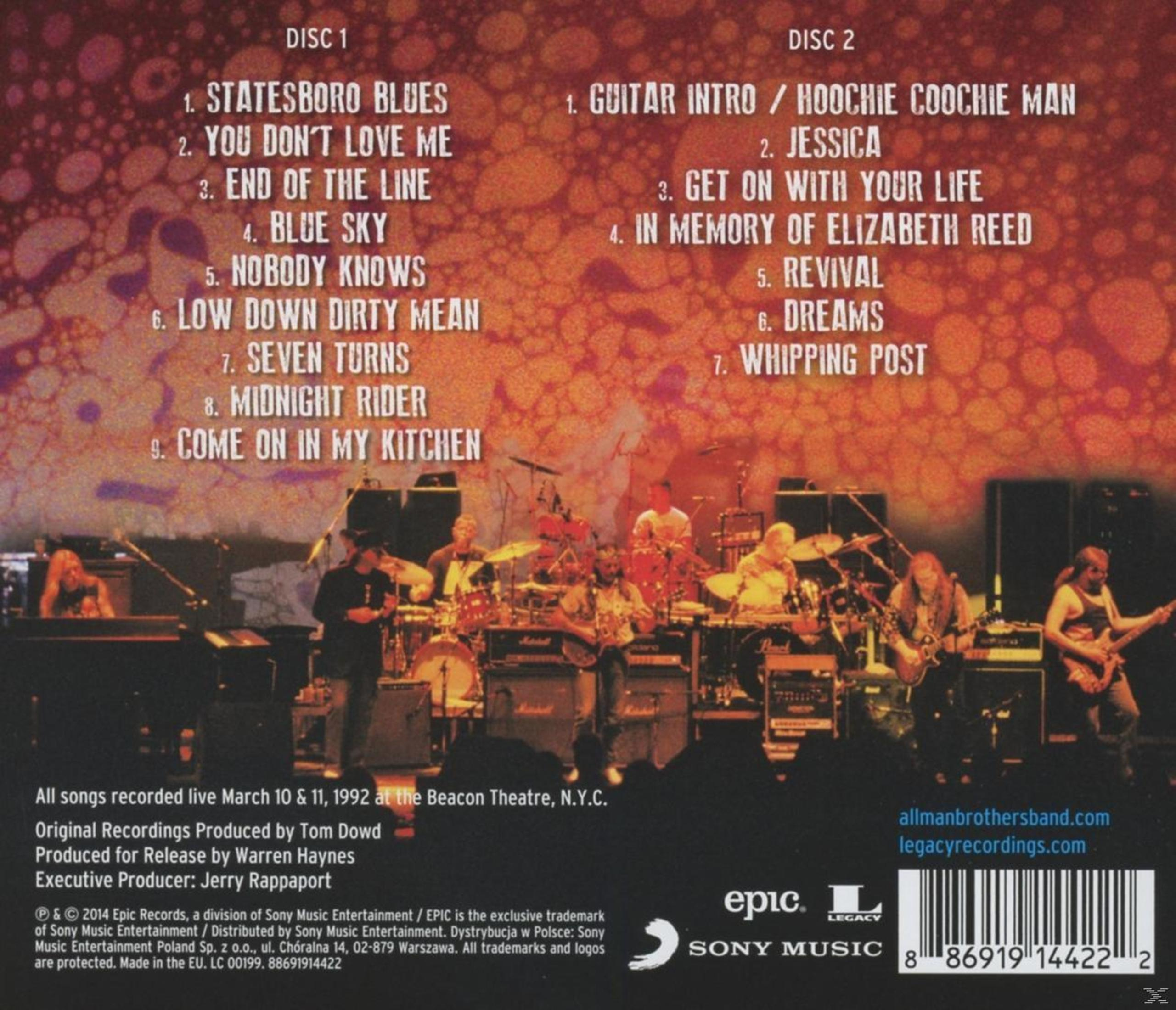 Albumhoes met een band die live speelt. Lijst met songtitels en credits. Sony Music en Epic logo's zijn aanwezig.