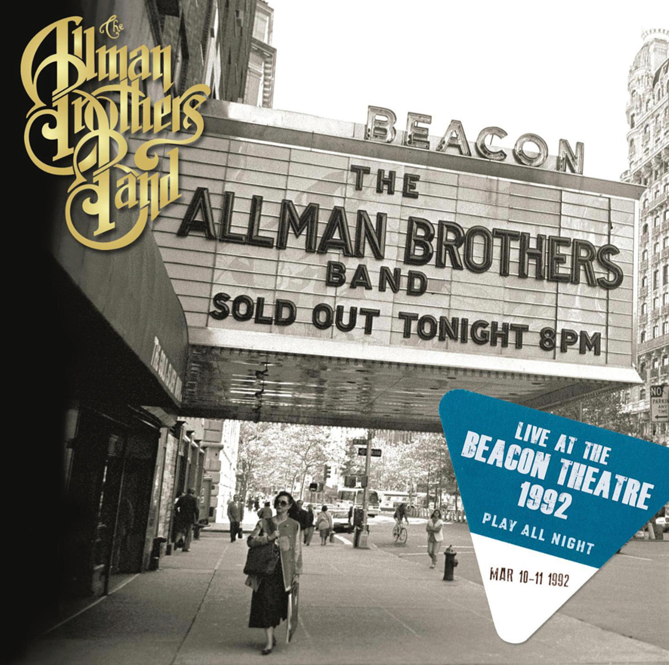 Beacon Theatre-markttent, Allman Brothers Band, uitverkochte show, 1992. Mensen lopen op de stoep. Een blauwe promotiedriehoek.