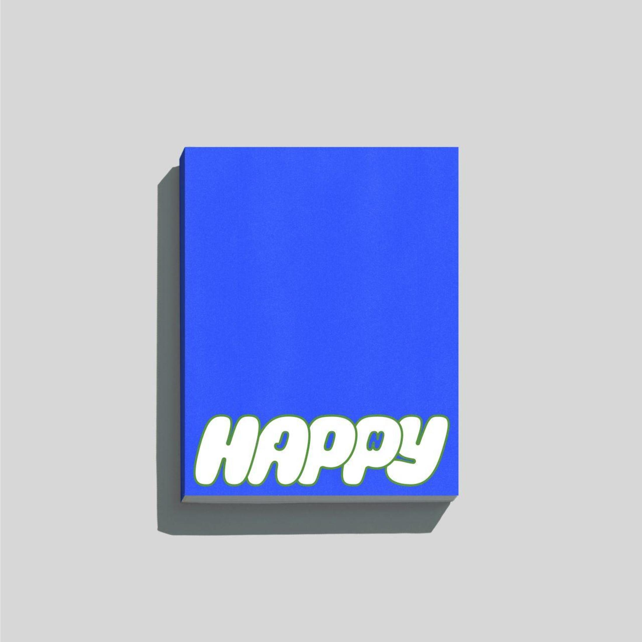 Een blauw rechthoekig blok met het woord HAPPY in wit met groene rand. De achtergrond is lichtgrijs.