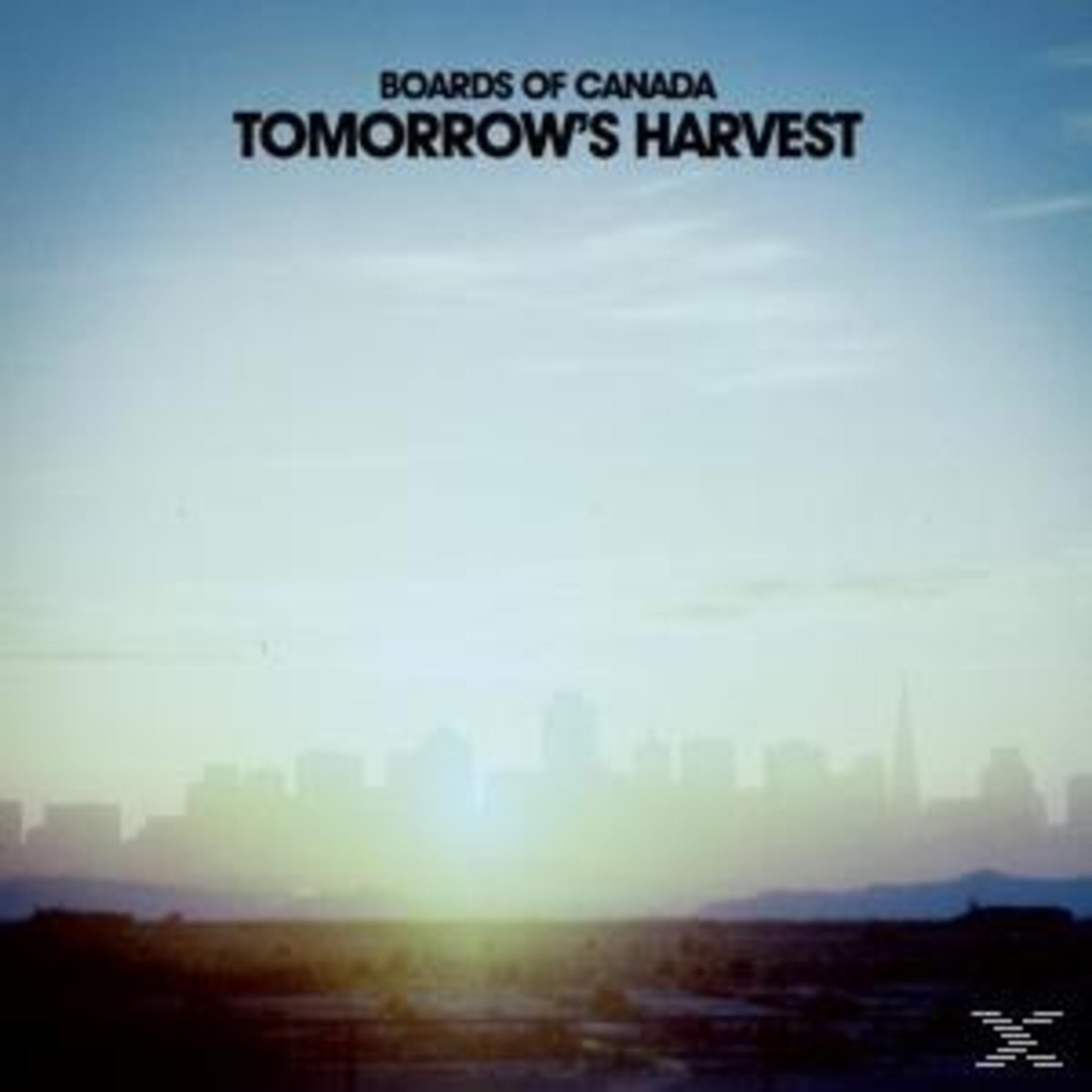 Albumcover mit blauem Himmel, Text: Boards of Canada, Tomorrow's Harvest. Silhouette einer Stadt in der Abenddämmerung. Unten rechts ist ein X-Logo.