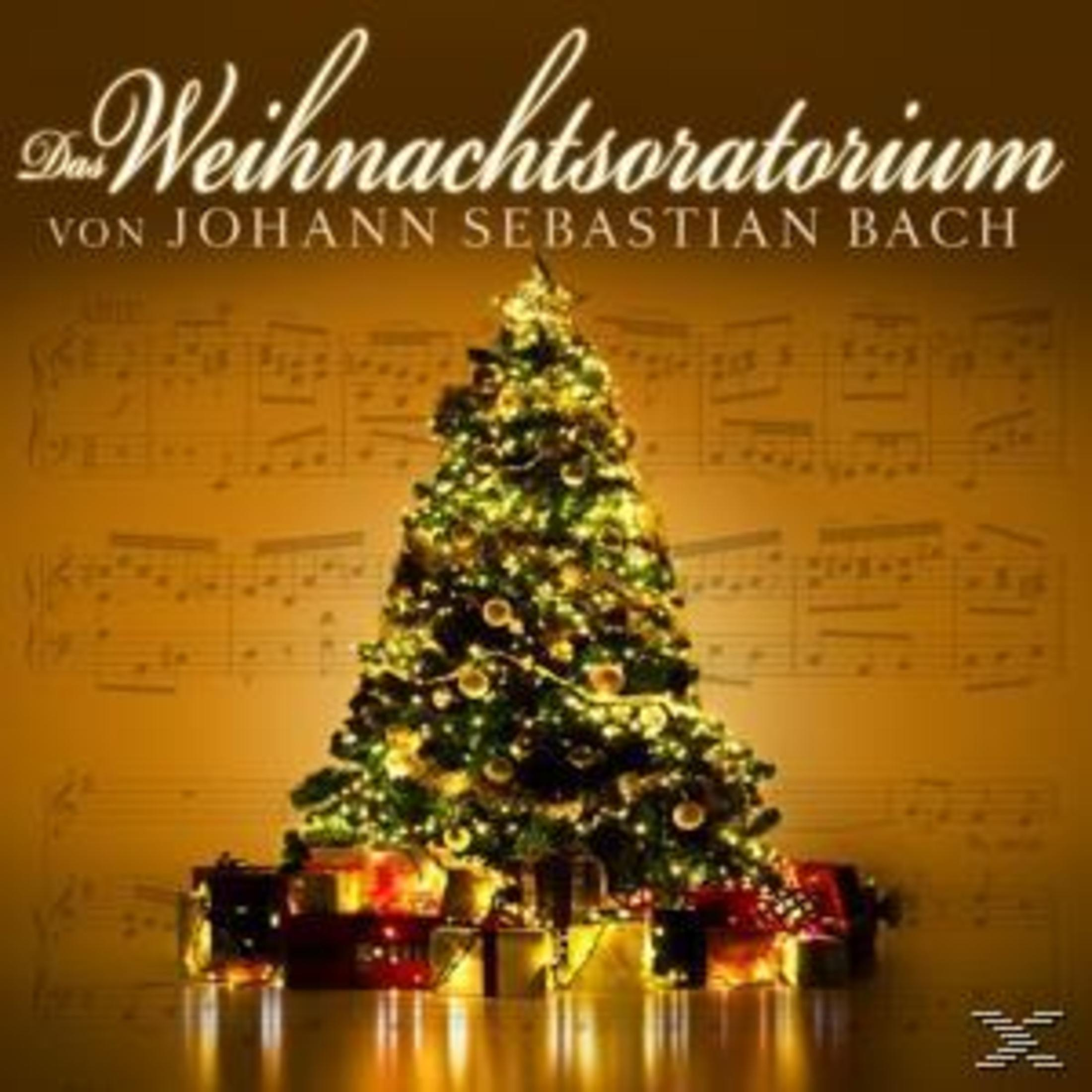 Weihnachtsbaum mit Lichtern und Ornamenten, umgeben von Geschenken. Hintergrund: Noten und deutscher Text.