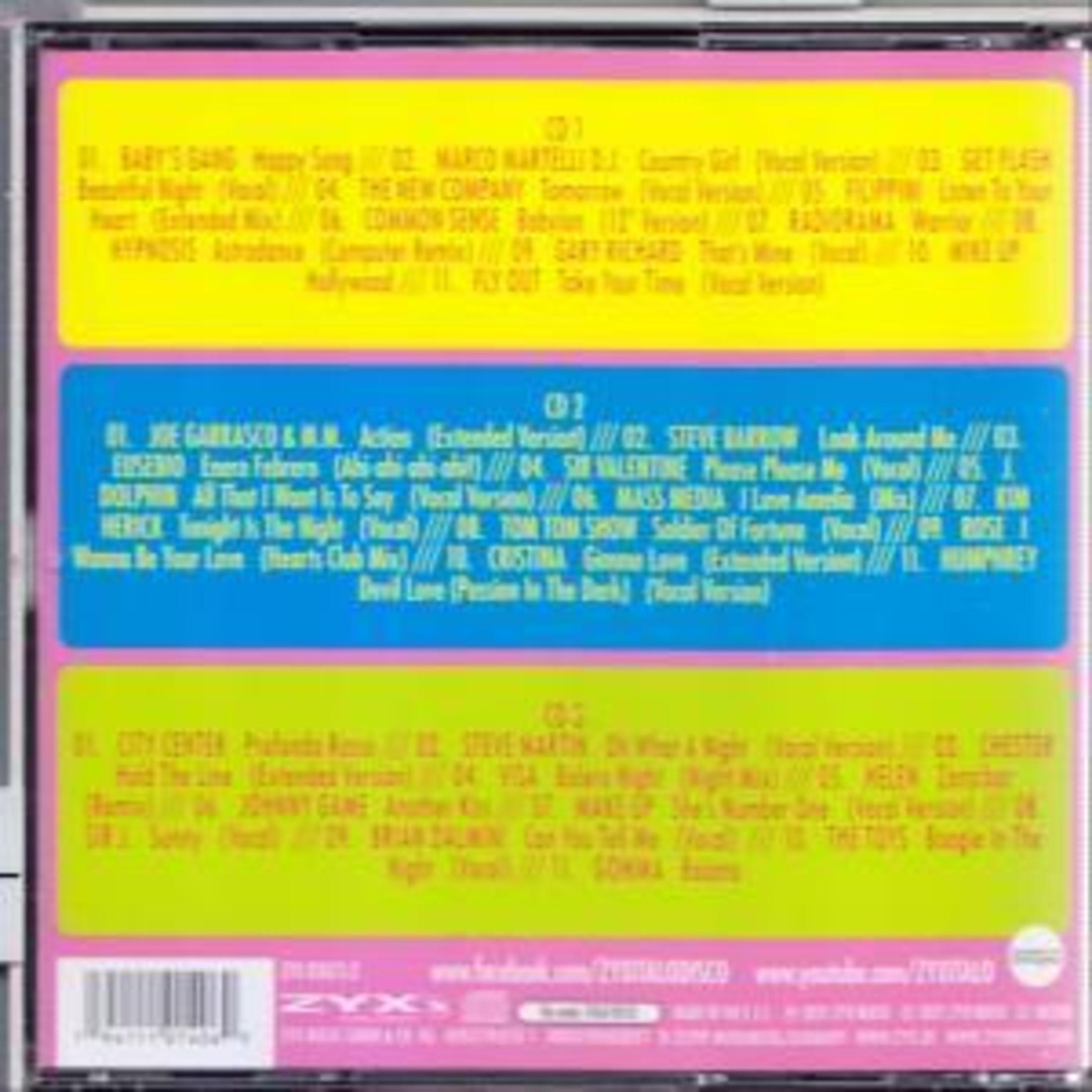 CD-Hülle mit Titellisten. Der Text befindet sich in weißen, gelben und blauen Rechtecken. Es sind Künstler- und Songnamen aufgeführt.