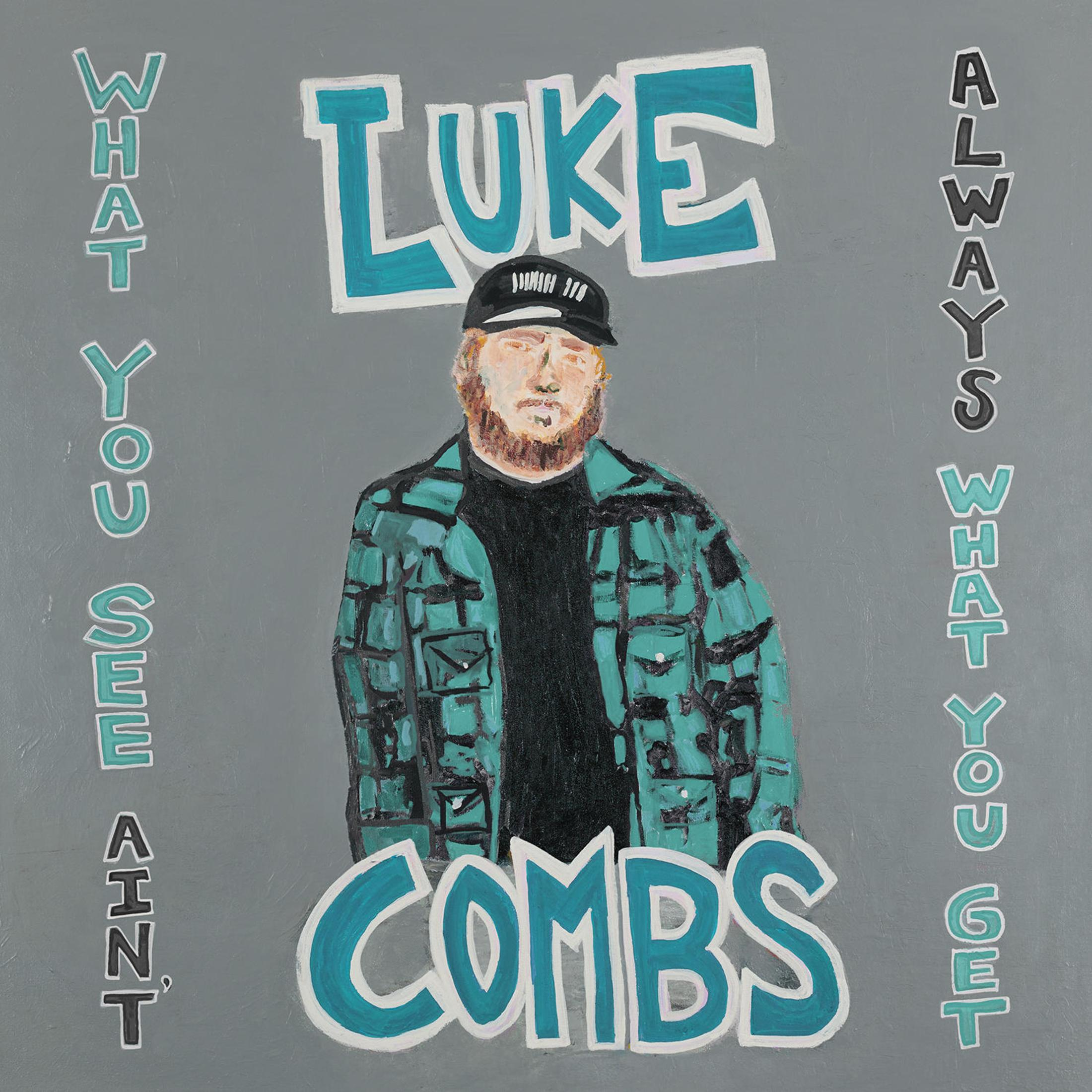 Porträt von Luke Combs, in einem grünen karierten Hemd, einer schwarzen Mütze und einem schwarzen T-Shirt. Die Worte 'Luke Combs' und die Texte sind türkis.