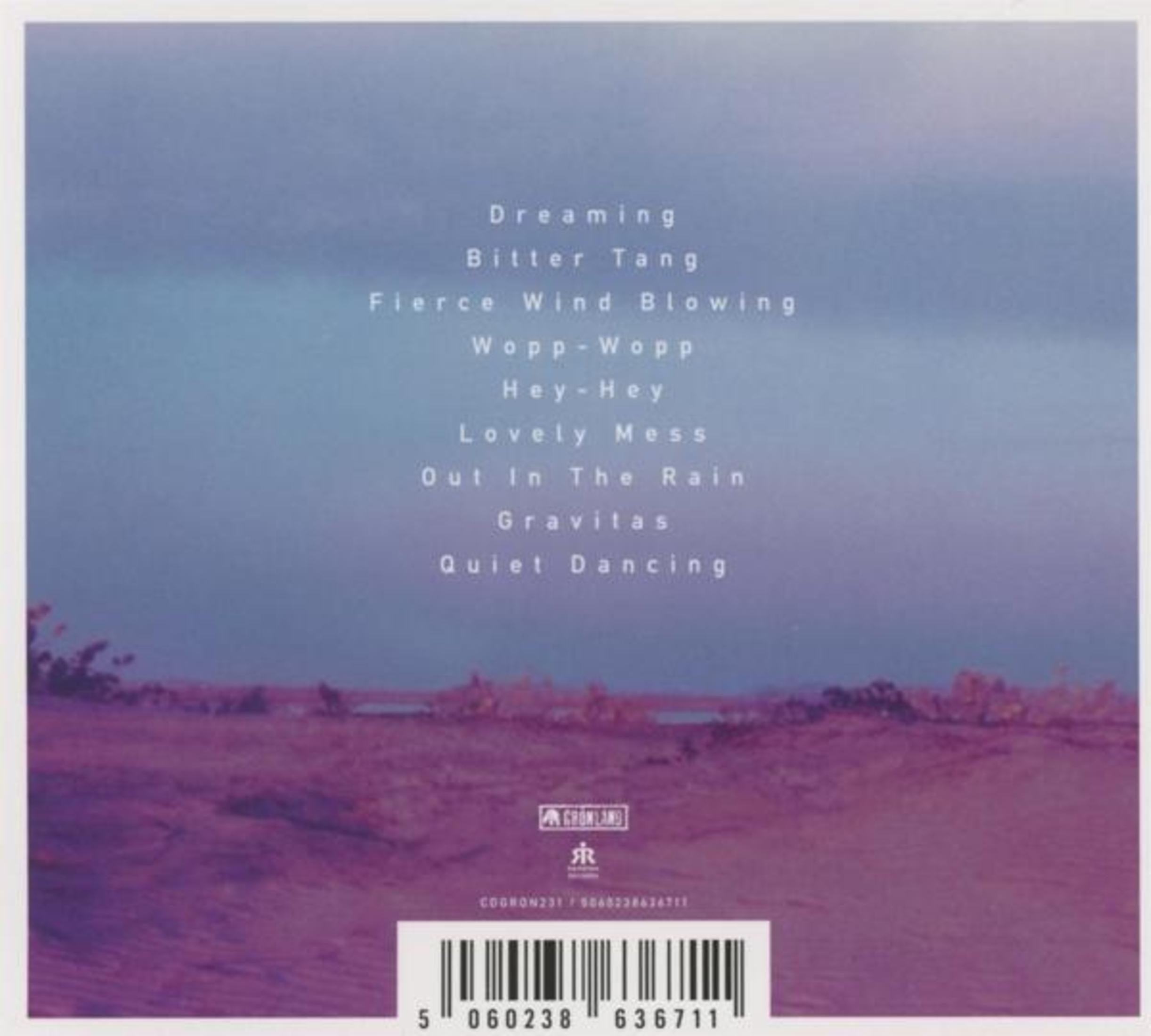 Albumcover mit Songtiteln auf blauem bis violettem Farbverlauf. Unten befinden sich ein Barcode und ein Logo.
