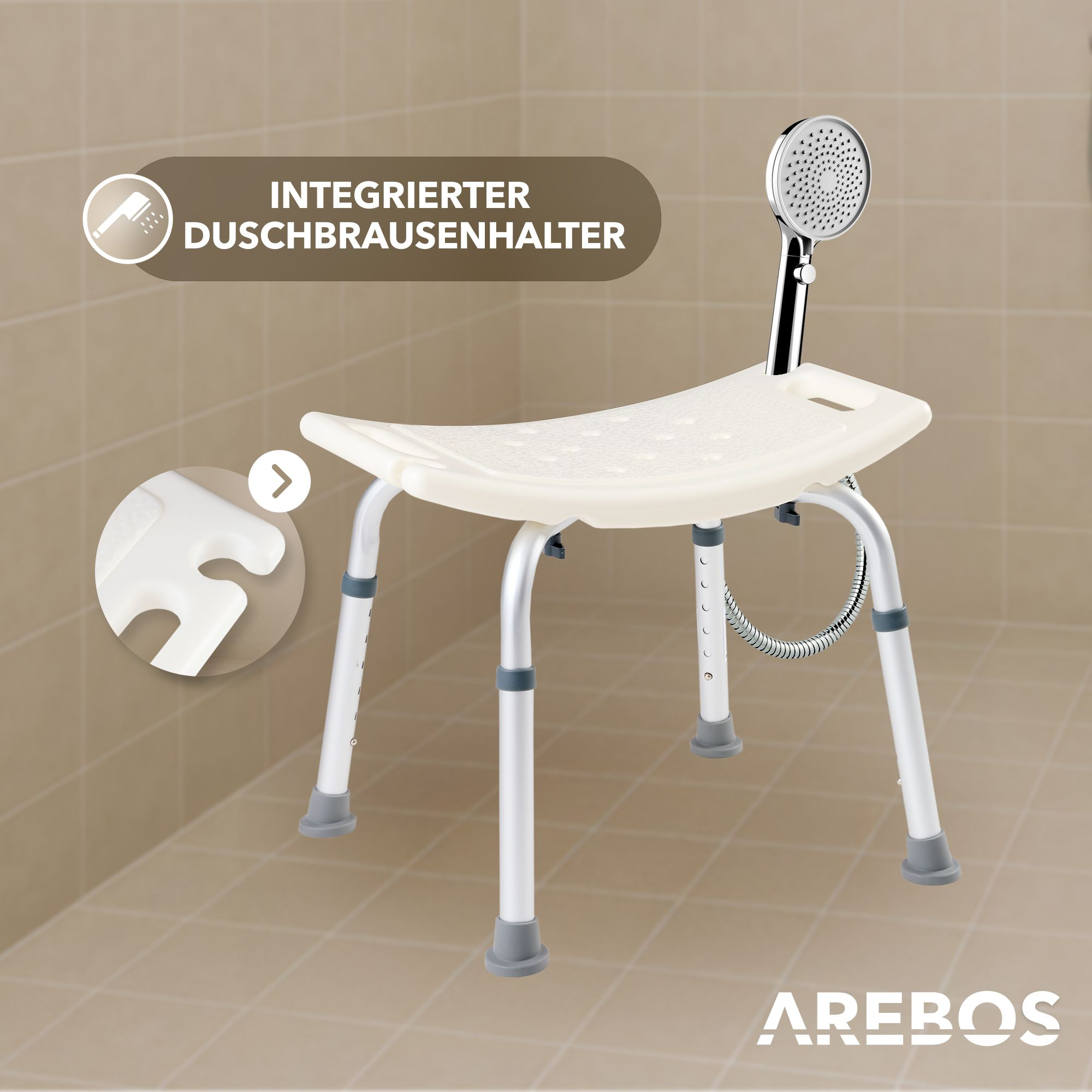 Ein weißer Duschstuhl mit eingebautem Duschkopfhalter. Der Hintergrund zeigt eine geflieste Duschwand. Der Markenname ist AREBOS.