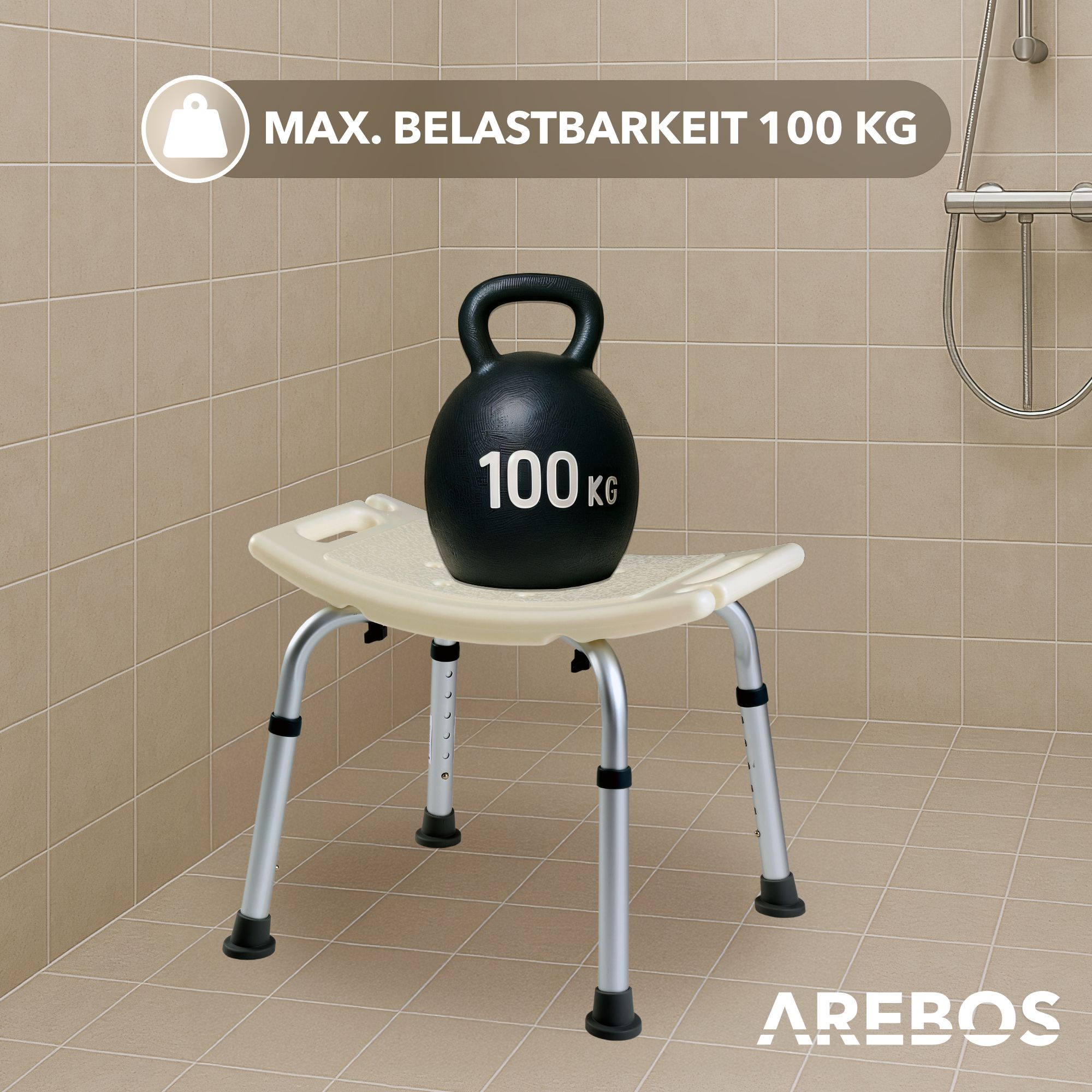 Ein Duschstuhl mit einem schwarzen Gewicht darauf. Das Gewicht ist mit 100 kg beschriftet. Die Szene ist ein gefliestes Badezimmer.