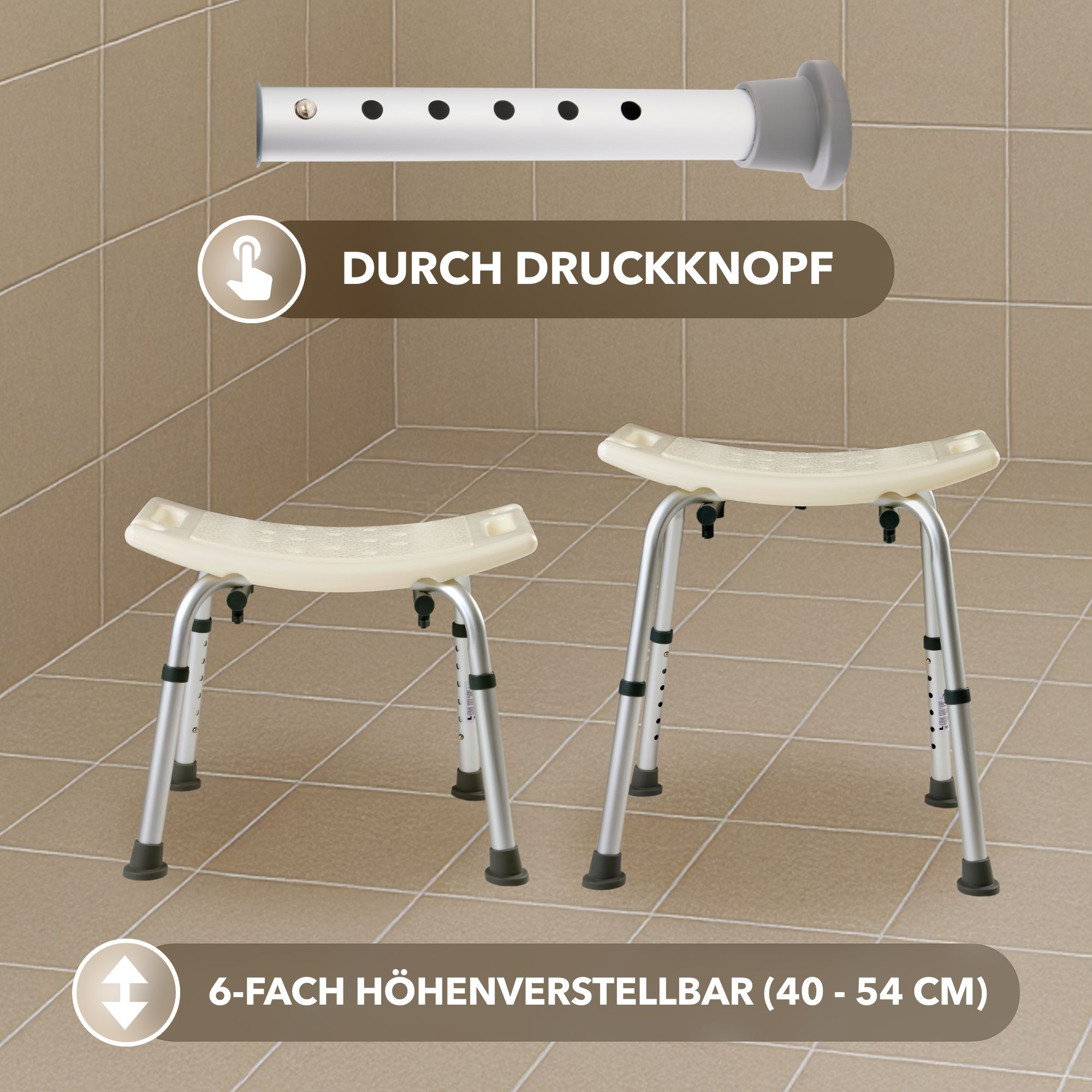 Zwei beige Duschhocker mit verstellbaren Beinen vor gefliestem Hintergrund. Anweisungen und Etiketten werden angezeigt.