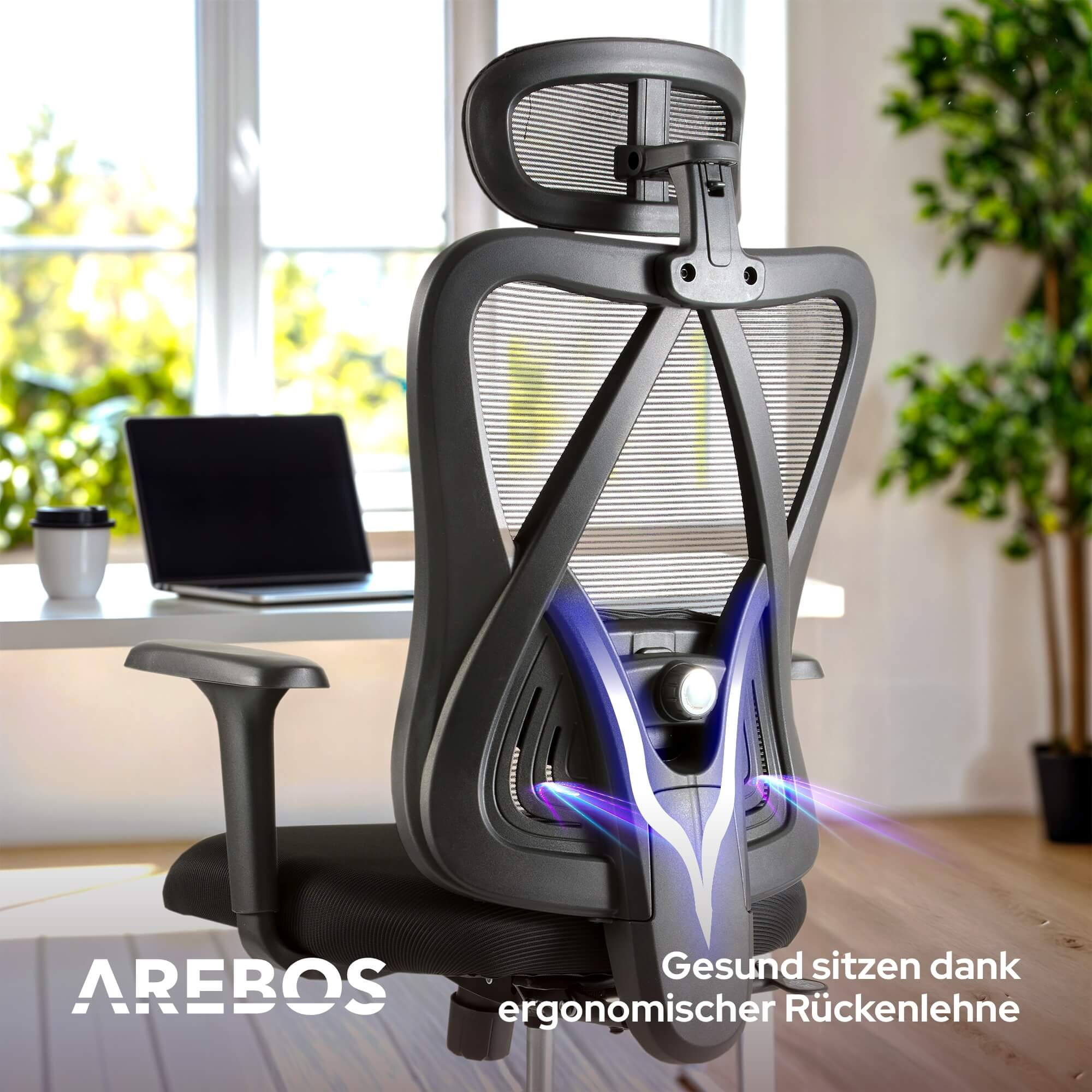 Ergonomischer Bürostuhl. Schwarzer Netzrücken, Kopfstütze und Armlehnen. Laptop und Tasse auf dem Schreibtisch. Text: Gesund sitzen...