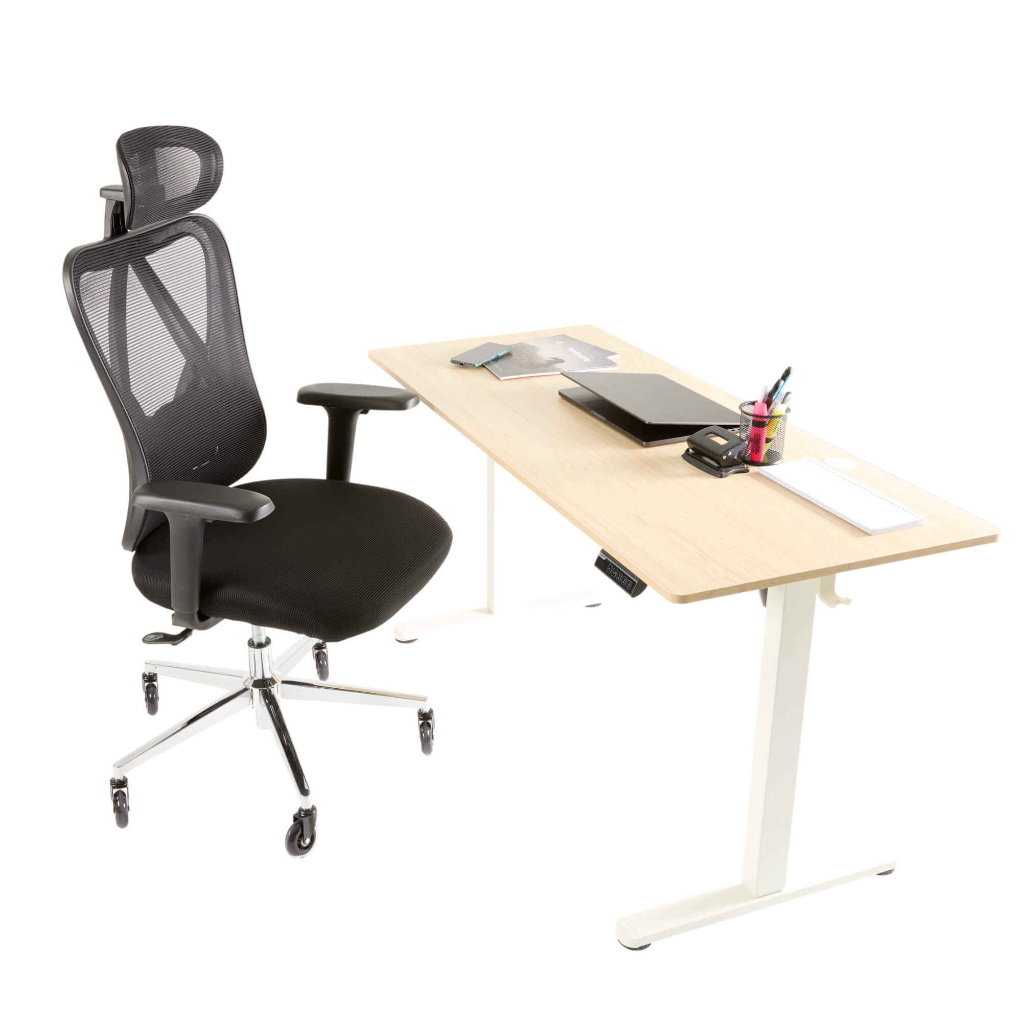 Eine Büroszene mit einem schwarzen ergonomischen Stuhl und einem höhenverstellbaren Schreibtisch. Auf dem Schreibtisch liegen Laptop, Stifte und Notizbuch.