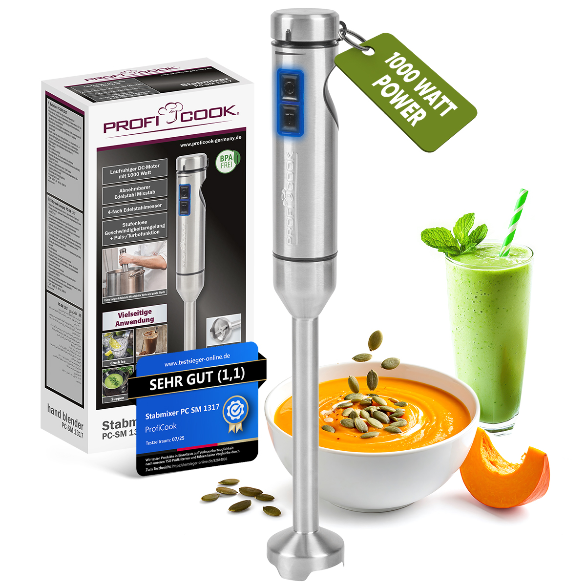 Un frullatore a immersione con accessori, un'etichetta verde e un bicchiere di frullato. Inoltre, una ciotola di zuppa con semi e zucca.