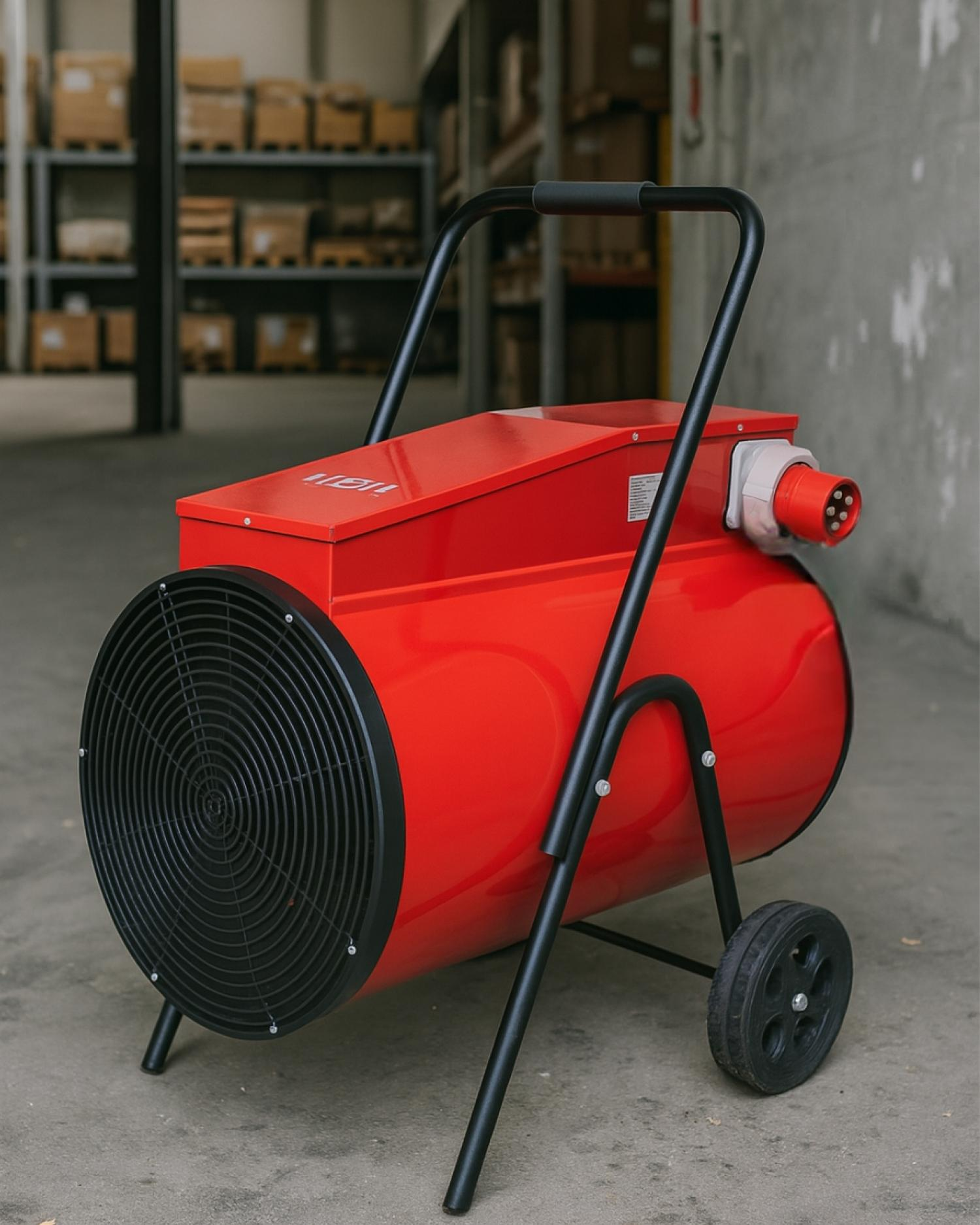 Ein roter Industrieheizer mit schwarzem Rahmen, Rädern und Lüfter. Im Hintergrund Regale mit Kisten und eine Betonmauer.