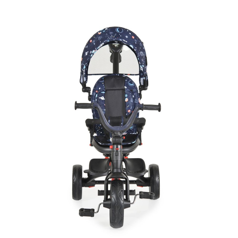Un triciclo azul y negro con capota. La capota y el asiento tienen un diseño espacial. El triciclo está sobre un fondo blanco.