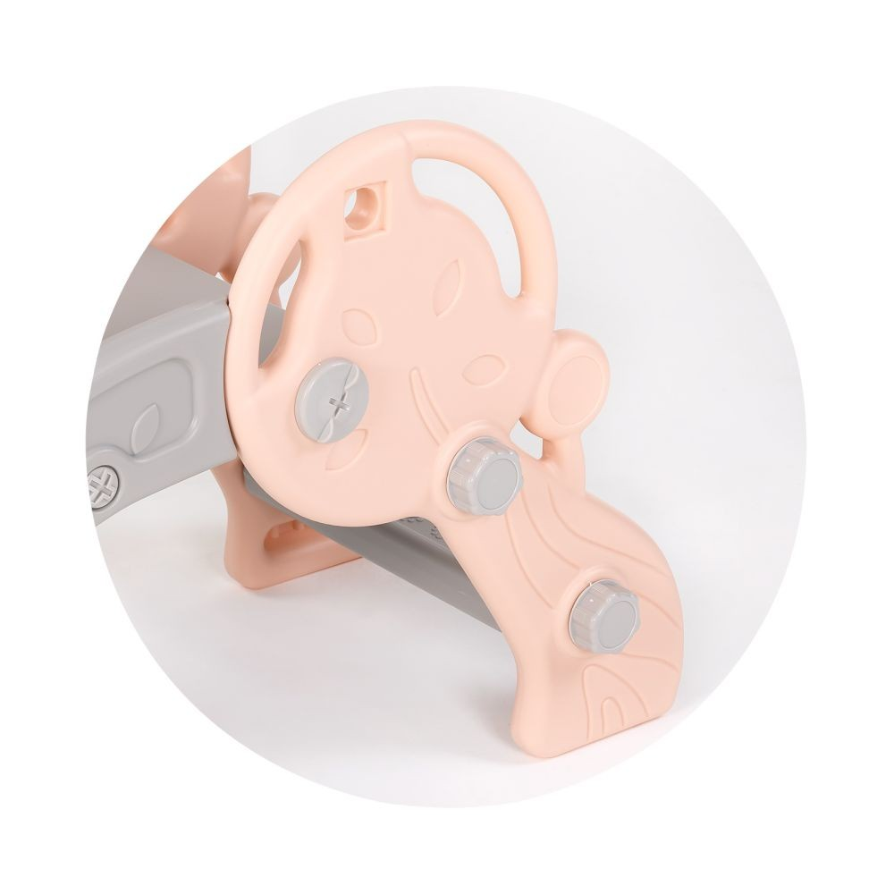 Nahaufnahme einer hellrosa Kunststoff-Spielzeugstruktur, die einer Rutsche ähnelt. Graue und rosa Komponenten sind sichtbar, mit Schraubendetails.