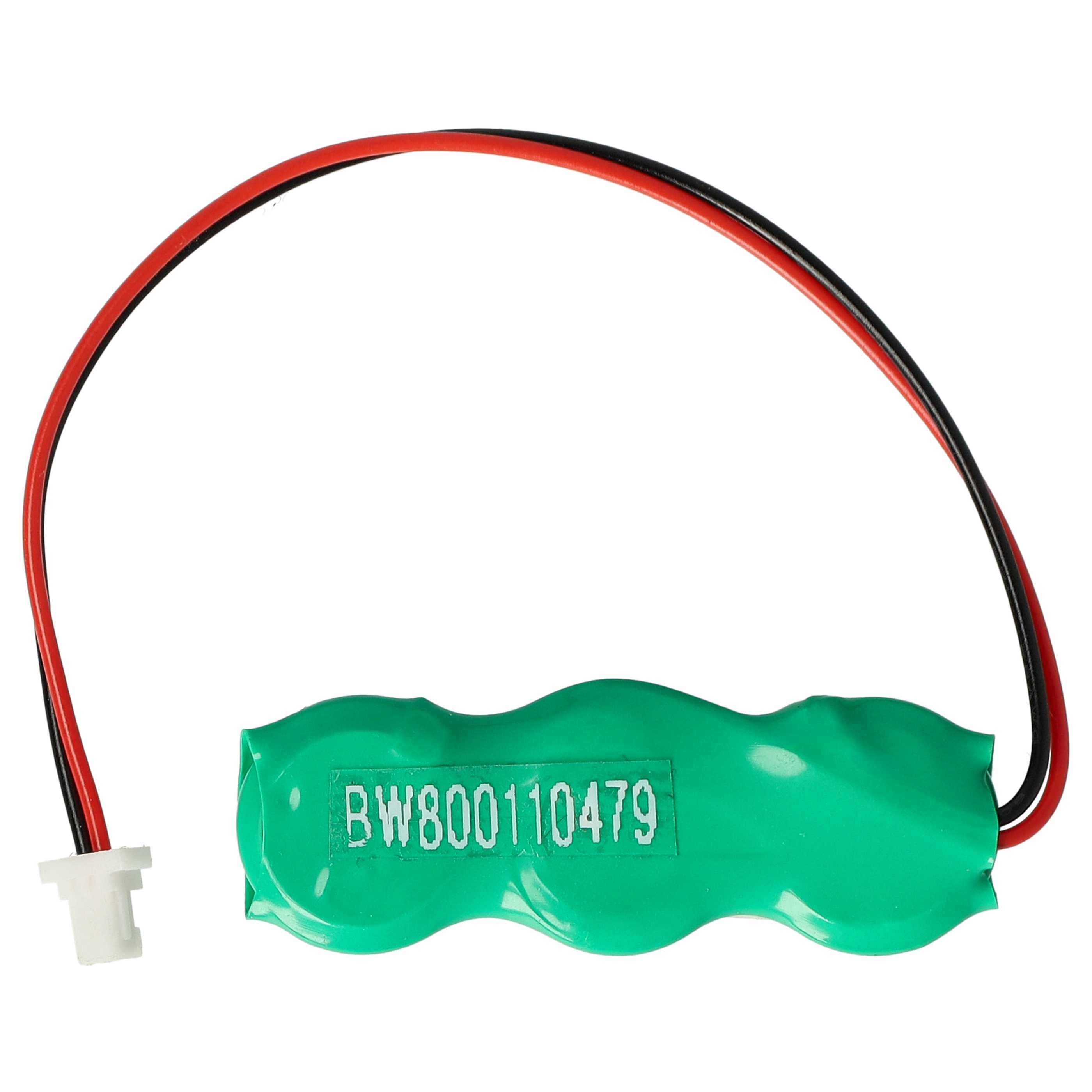 Eine grüne Batterie mit der Aufschrift BW800110479, rote und schwarze Drähte und ein weißer Stecker auf weißem Hintergrund.