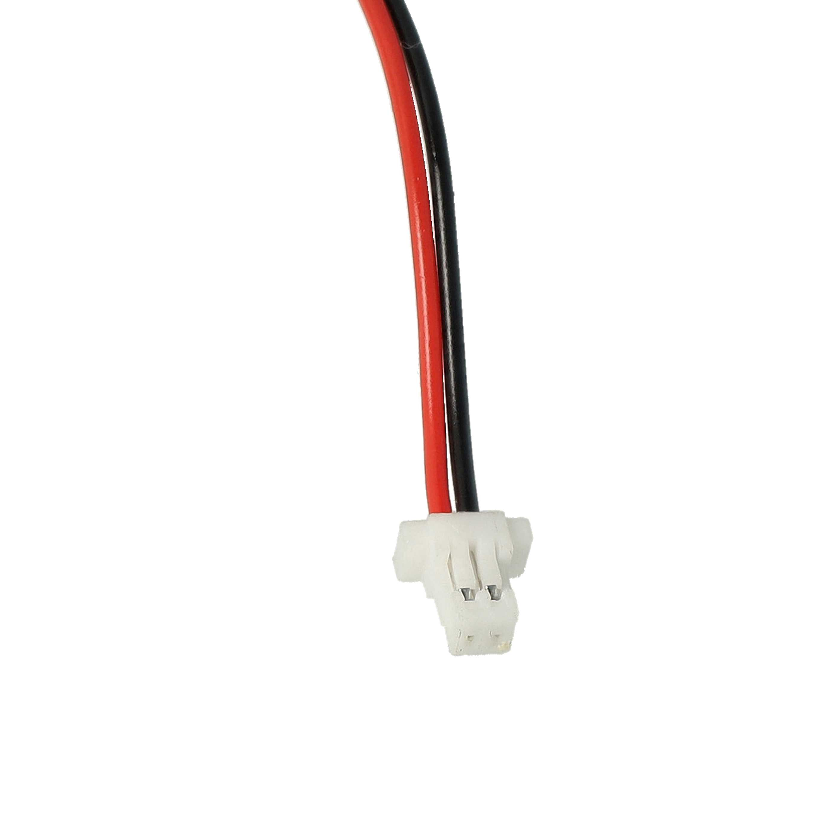 Nahaufnahme von roten und schwarzen Drähten mit einem weißen Stecker vor weißem Hintergrund.