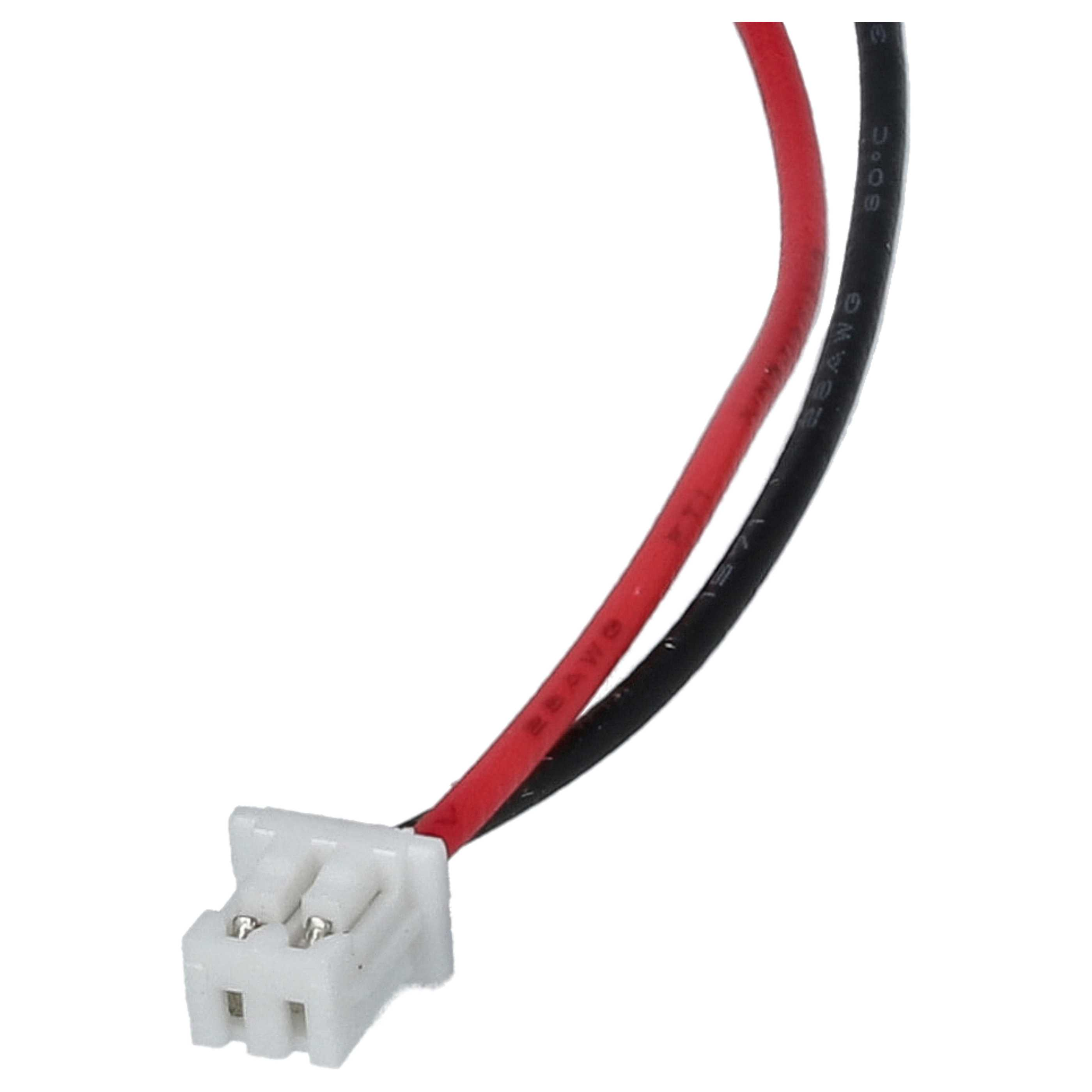 Weißer Stecker mit drei Pins, verbunden mit roten und schwarzen Drähten. Die Drähte haben Etiketten. Isoliert auf weißem Hintergrund.