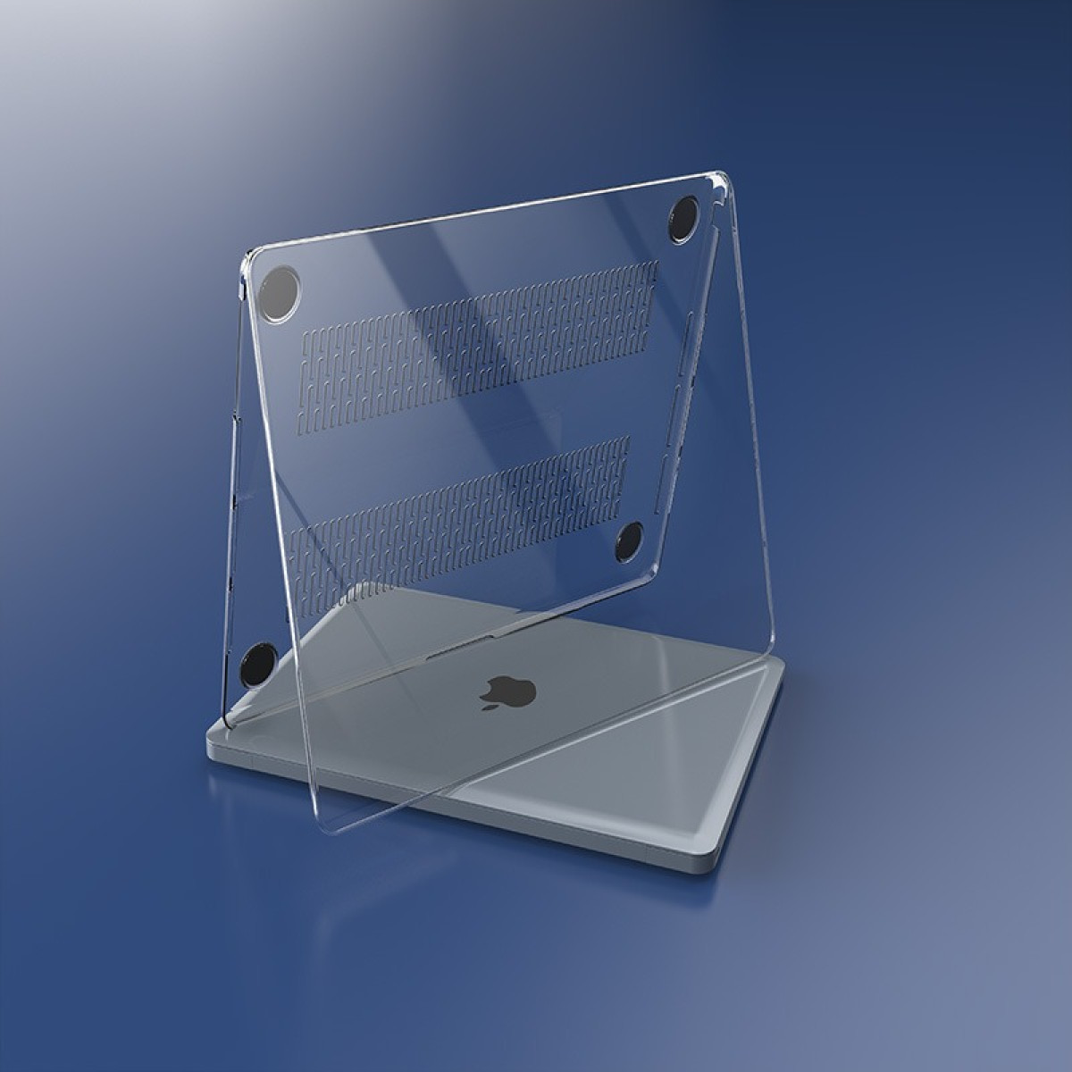 Eine transparente Schutzhülle ist auf einem silbernen Laptop auf einer blauen Oberfläche aufgestellt. Das Apple-Logo ist sichtbar.