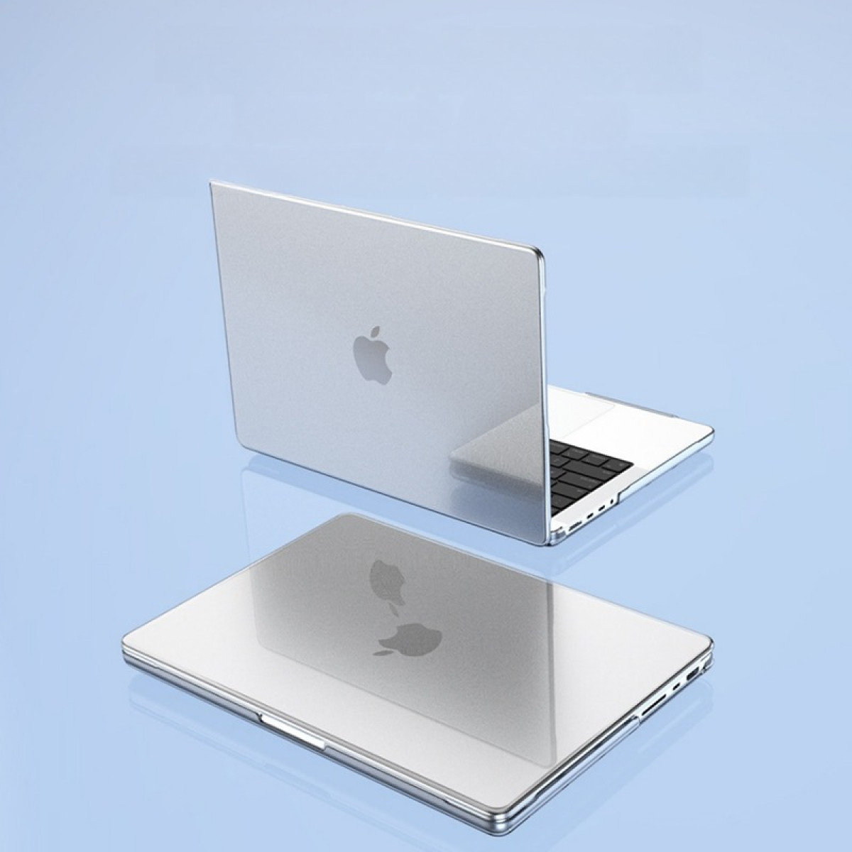 Zwei silberne Apple-Laptops, einer offen und einer geschlossen, auf hellblauem Untergrund. Jedes zeigt das Apple-Logo.