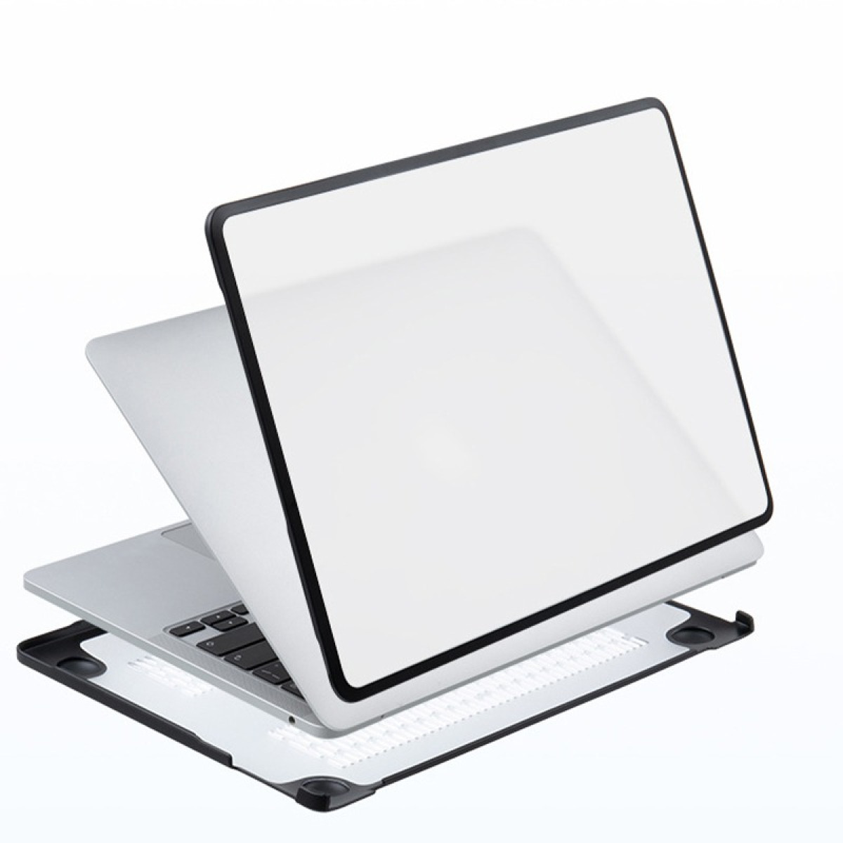 Ein silberner Laptop mit weißem Bildschirm ist geöffnet. Eine schwarze Schutzhülle umgibt den Laptop, der Hintergrund ist weiß.