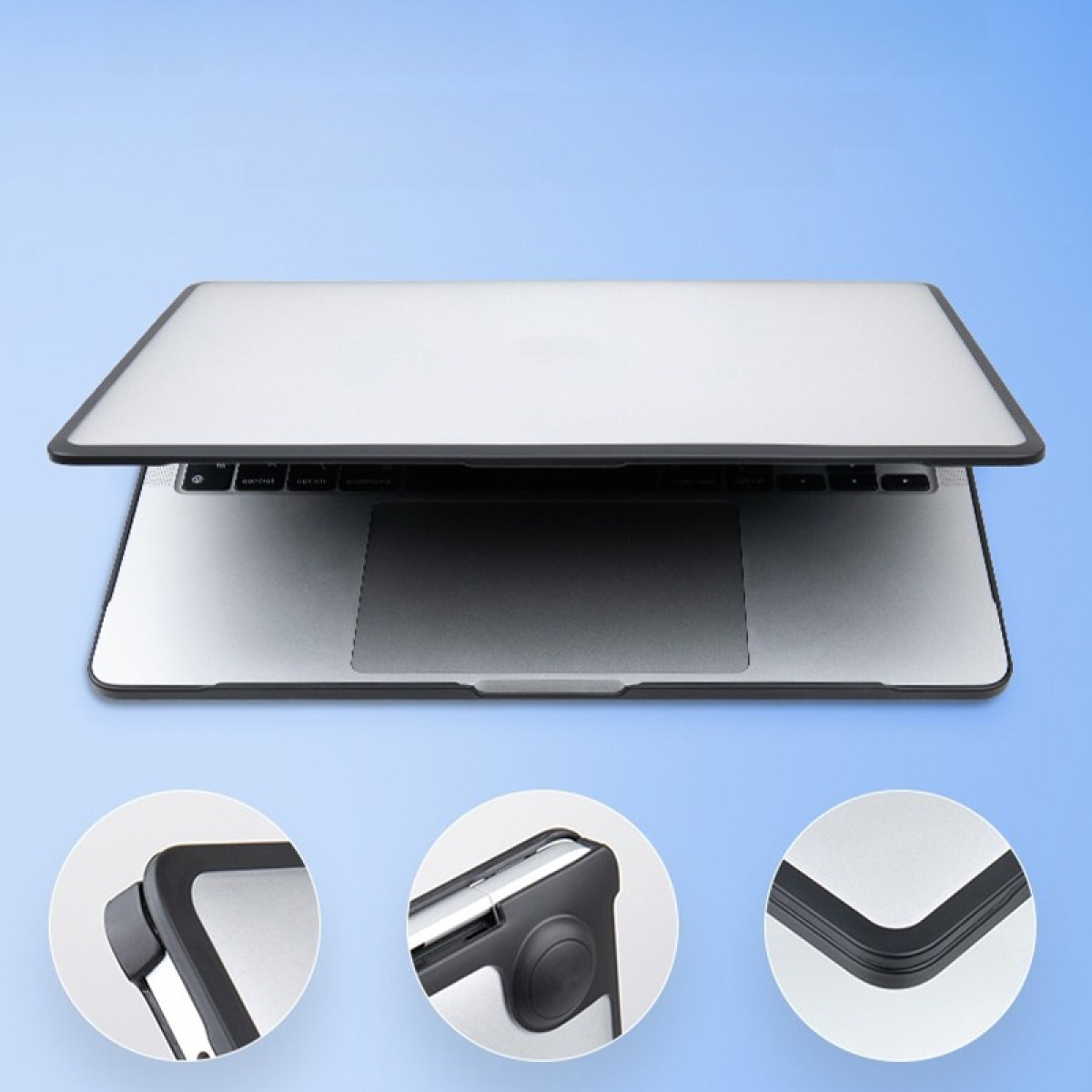 Ein silberner Laptop mit leicht geöffnetem Deckel und einer schwarzen Schutzhülle auf blauem Hintergrund. Drei Nahaufnahmen der Hülle sind zu sehen.