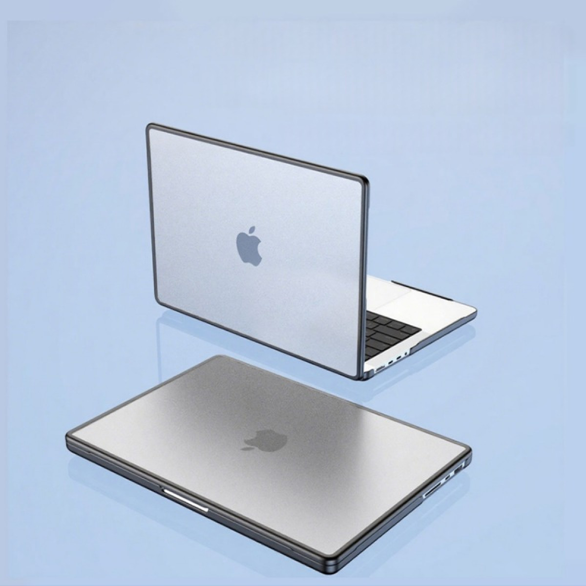 Zwei Apple-Laptops, einer offen, der andere geschlossen. Beide silberfarben mit schwarzen Rändern und dem Apple-Logo auf hellblauem Hintergrund.