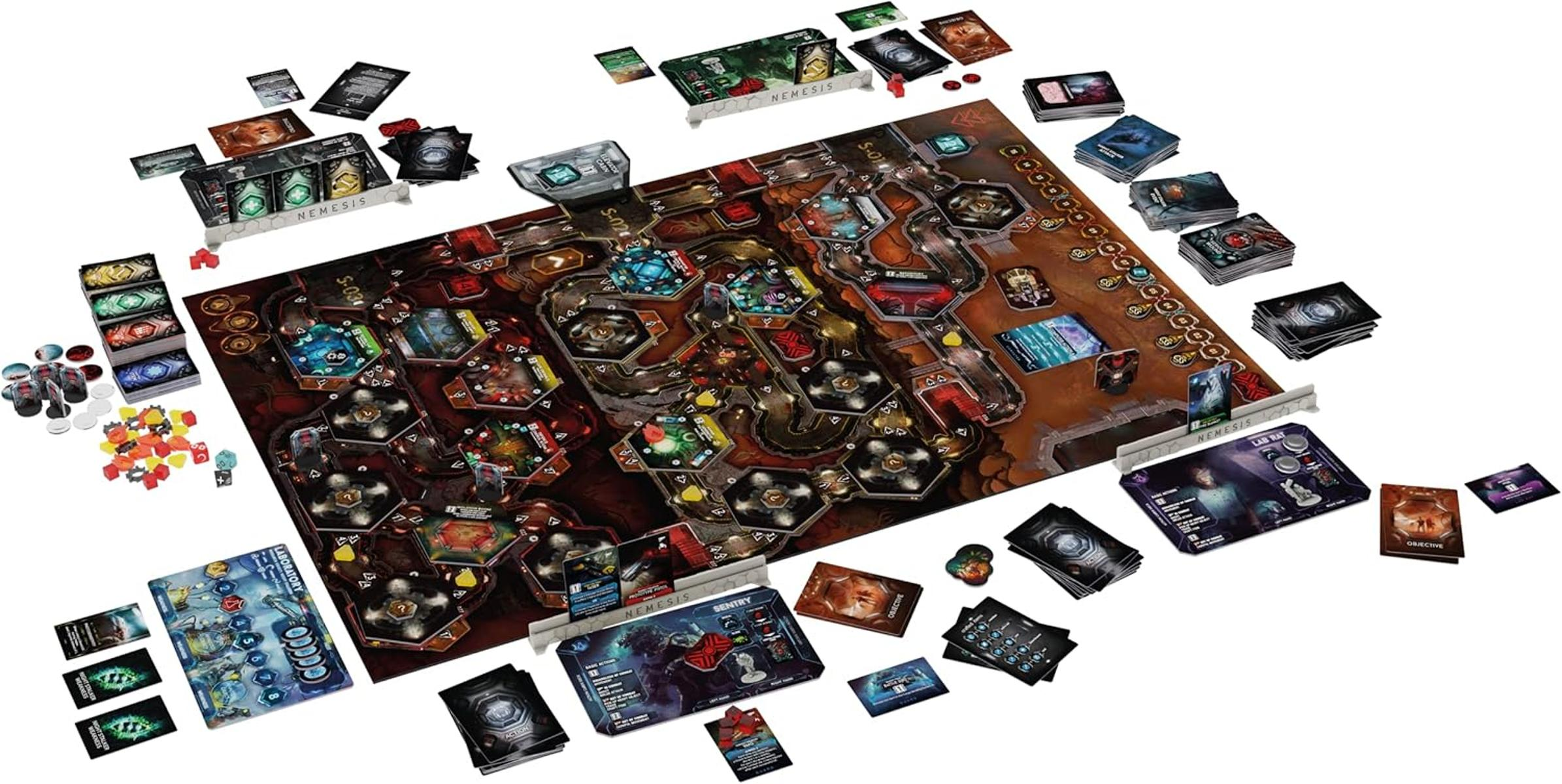 Gra planszowa 'Nemesis' z ciemną, szczegółową planszą, kartami i elementami gry, na białej powierzchni. Karty z celem i akcją.