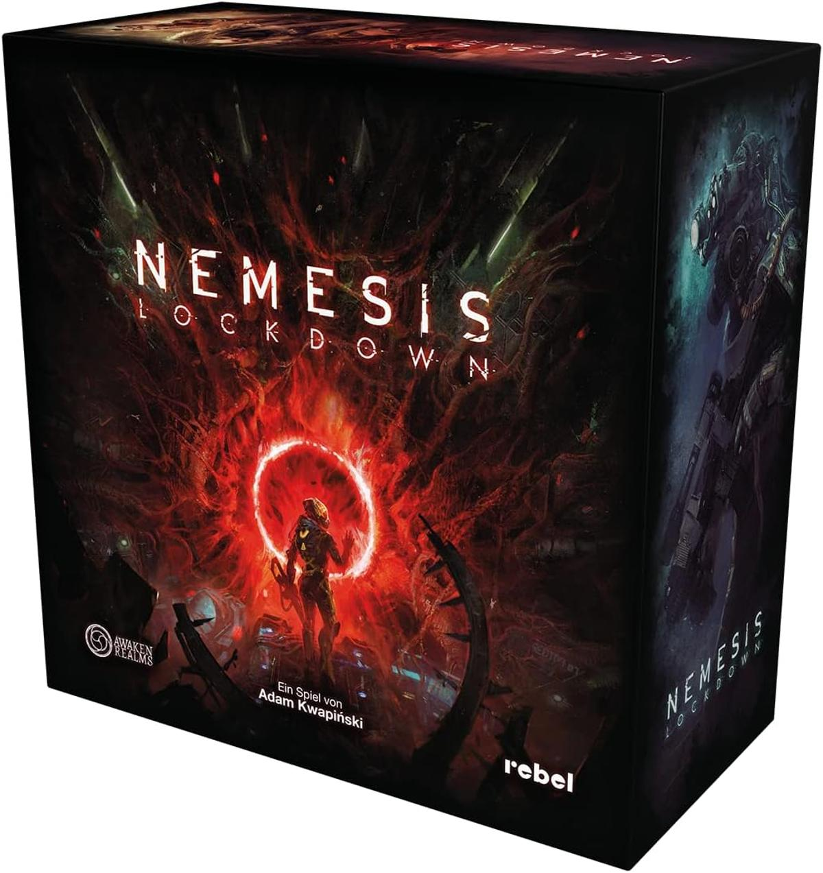 Pudełko gry planszowej Nemesis: Lockdown. Przedstawia postać w skafandrze kosmicznym przed płonącym portalem. Pudełko jest czarne z tytułem gry.