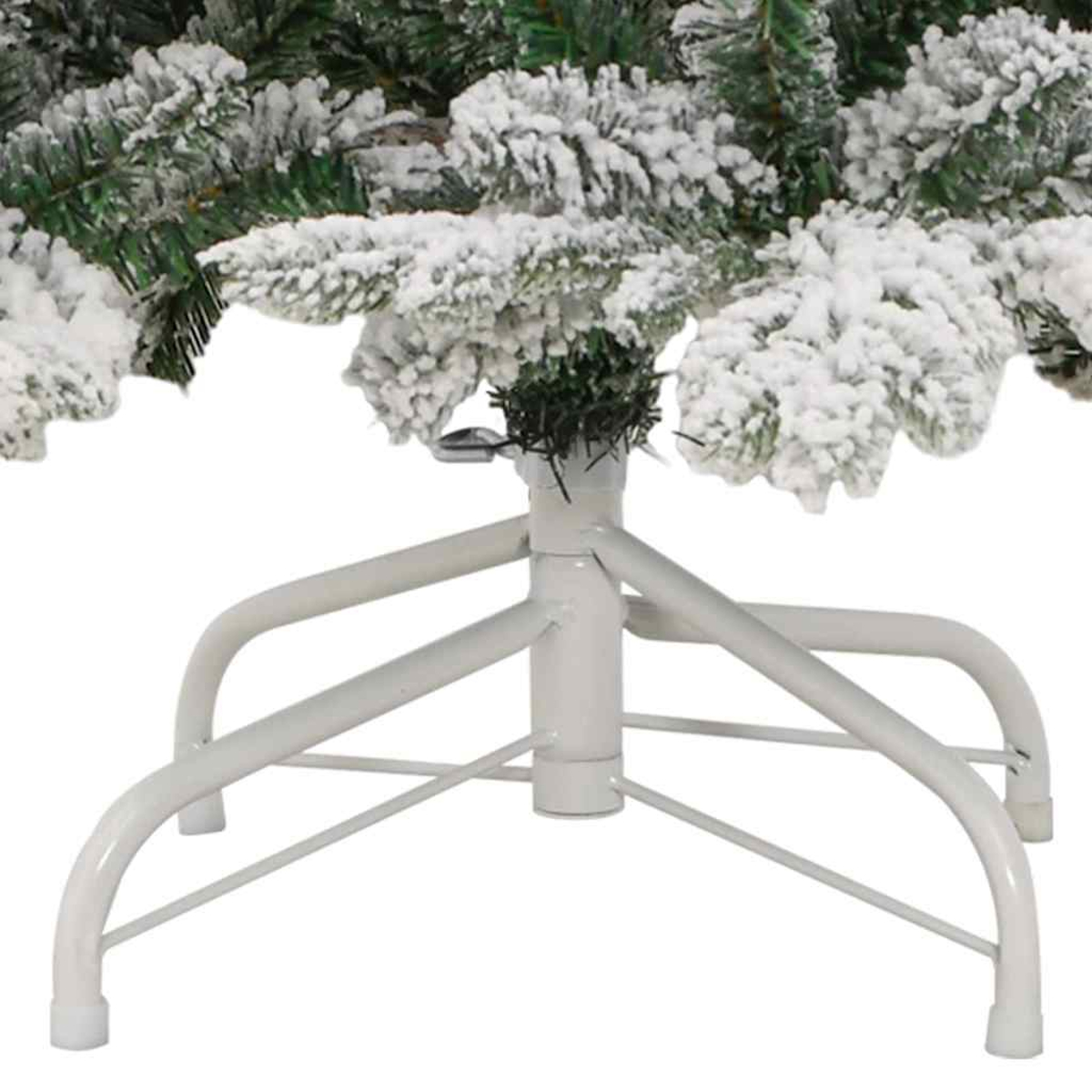 Nahaufnahme eines Weihnachtsbaumfußes. Ein weißer Metallständer trägt einen verschneiten, grün-benadelten Baum. Der Ständer hat gebogene Beine.