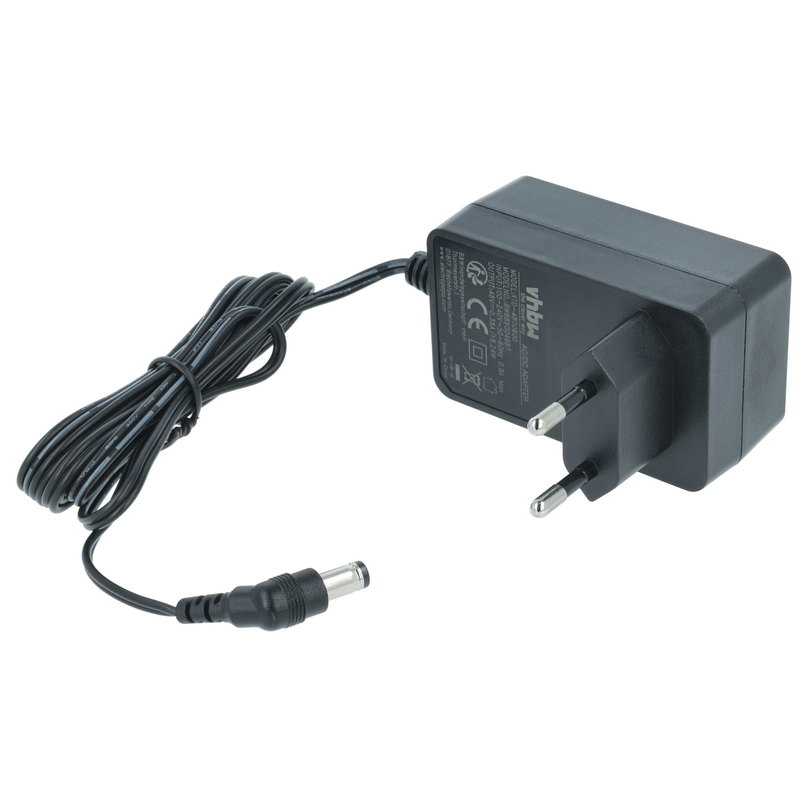 Ein schwarzes AC/DC-Netzteil mit Netzkabel und Stecker. Es befindet sich auf weißem Hintergrund.