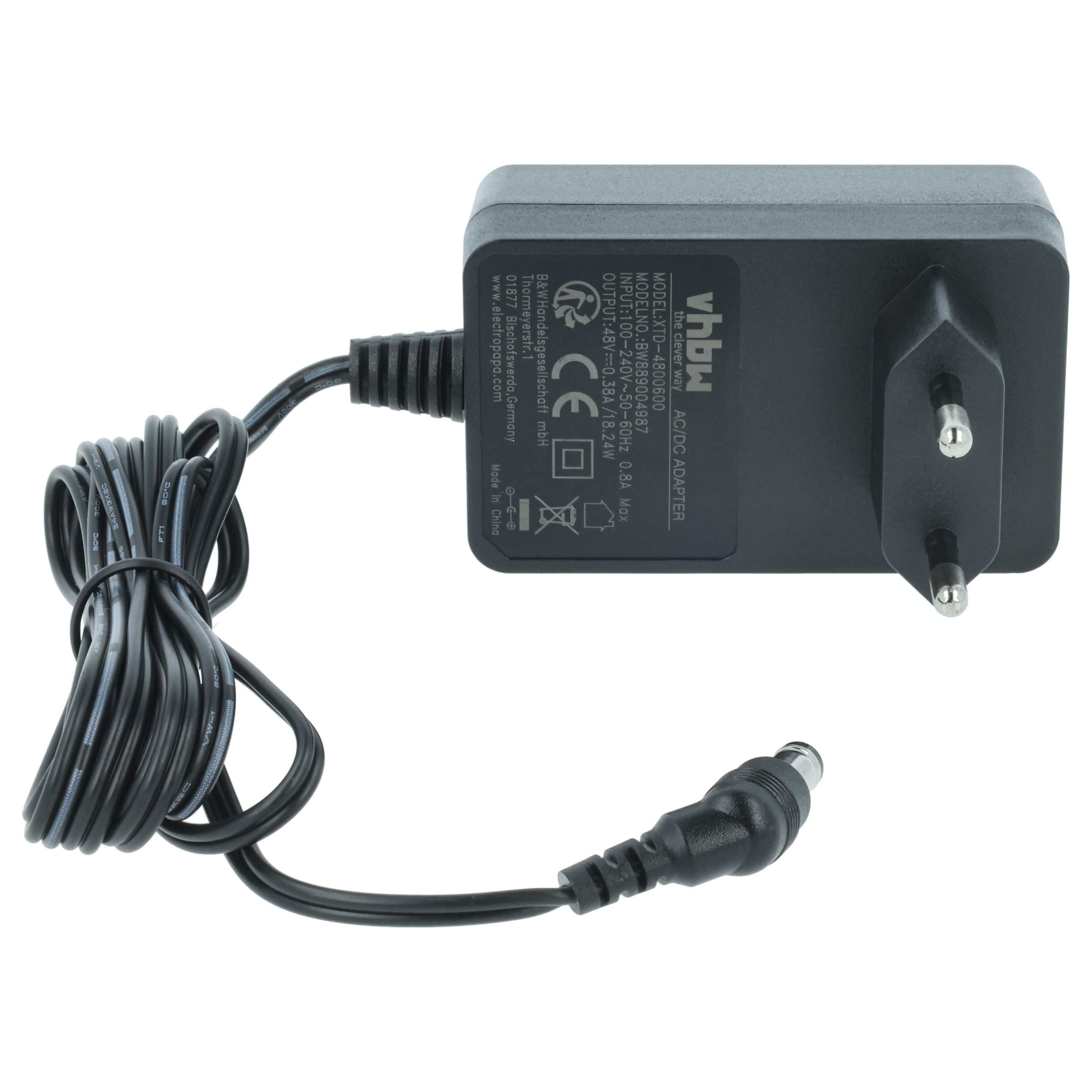 Ein schwarzes AC/DC-Netzteil mit Eurostecker und schwarzem Kabel. Das Netzteil hat Text auf der Seite.