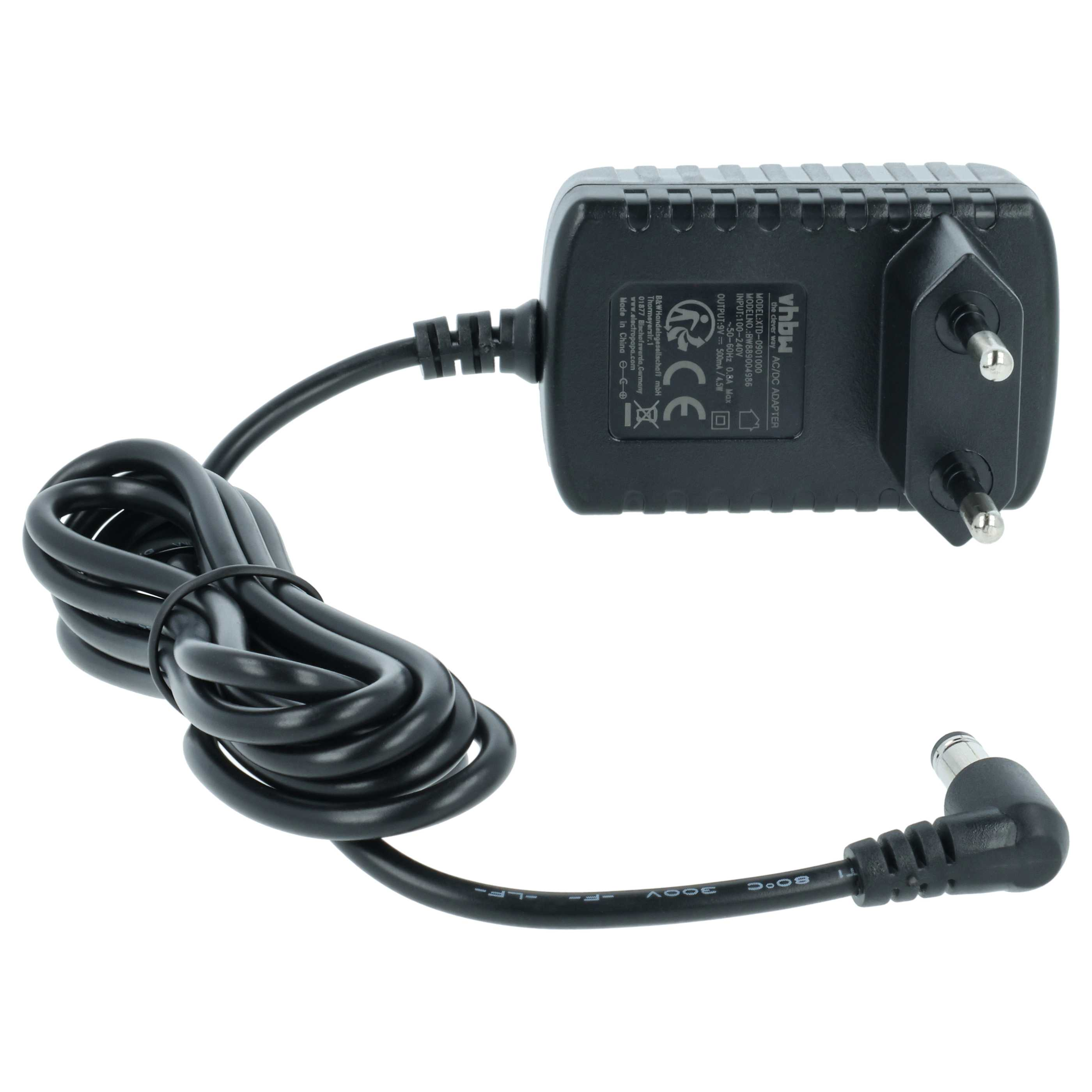 Schwarzer AC/DC-Adapter mit Eurostecker und gewickeltem Kabel auf weißem Hintergrund.