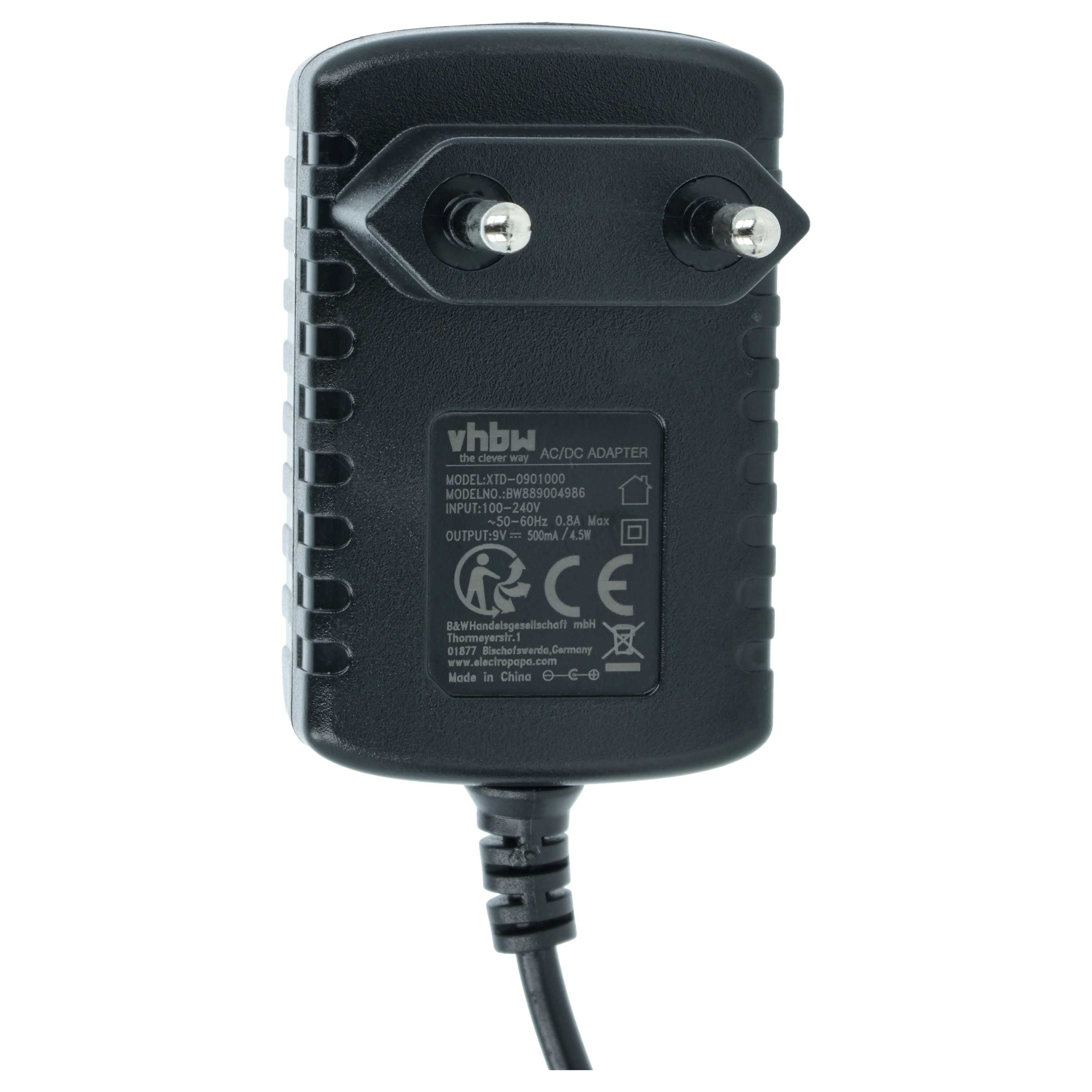 Schwarzer AC/DC-Adapter mit zwei Stiften, einem Etikett und einem Kabel. Der Adapter befindet sich auf weißem Hintergrund.