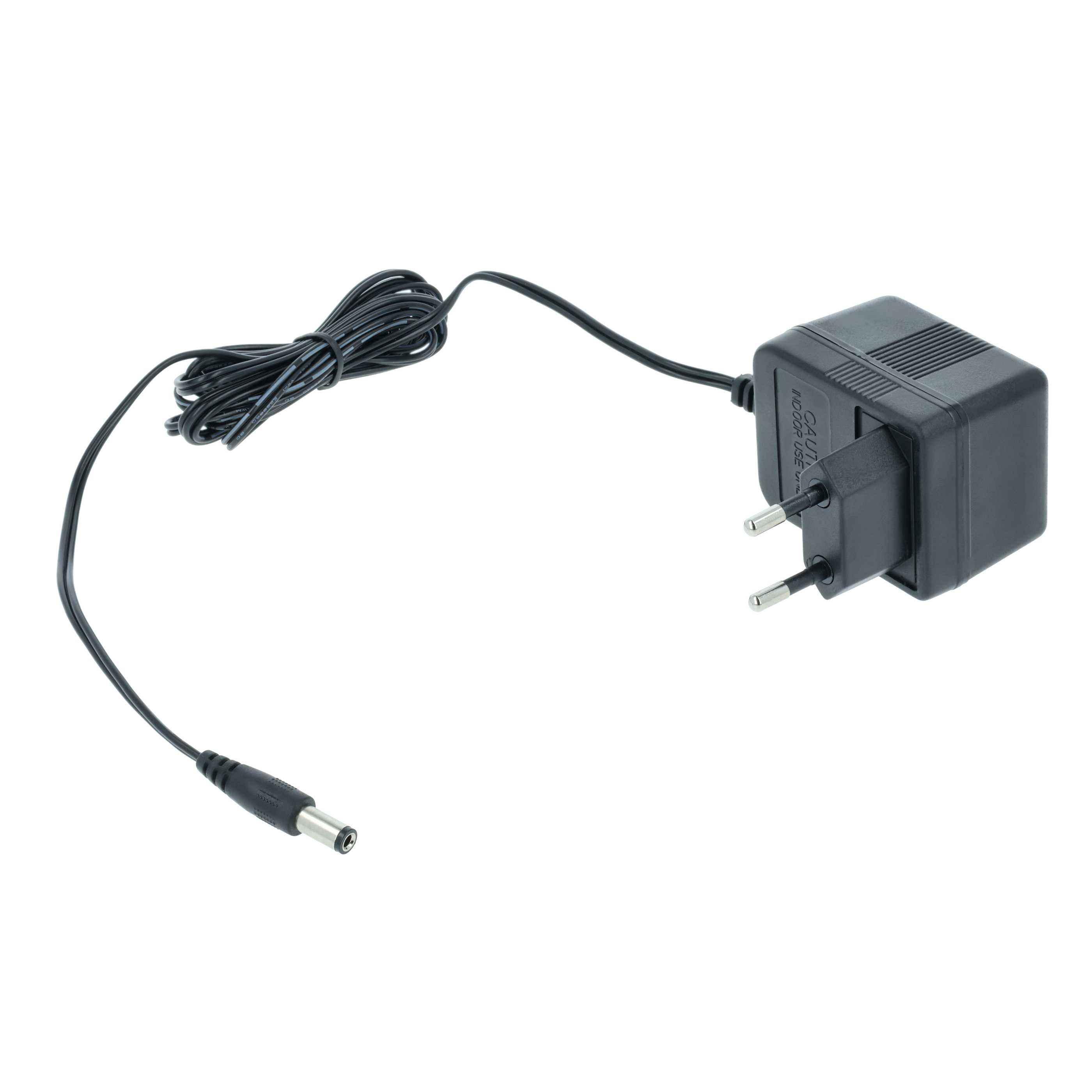 Ein schwarzes Netzteil mit Stecker und Kabel mit DC-Anschluss vor weißem Hintergrund.