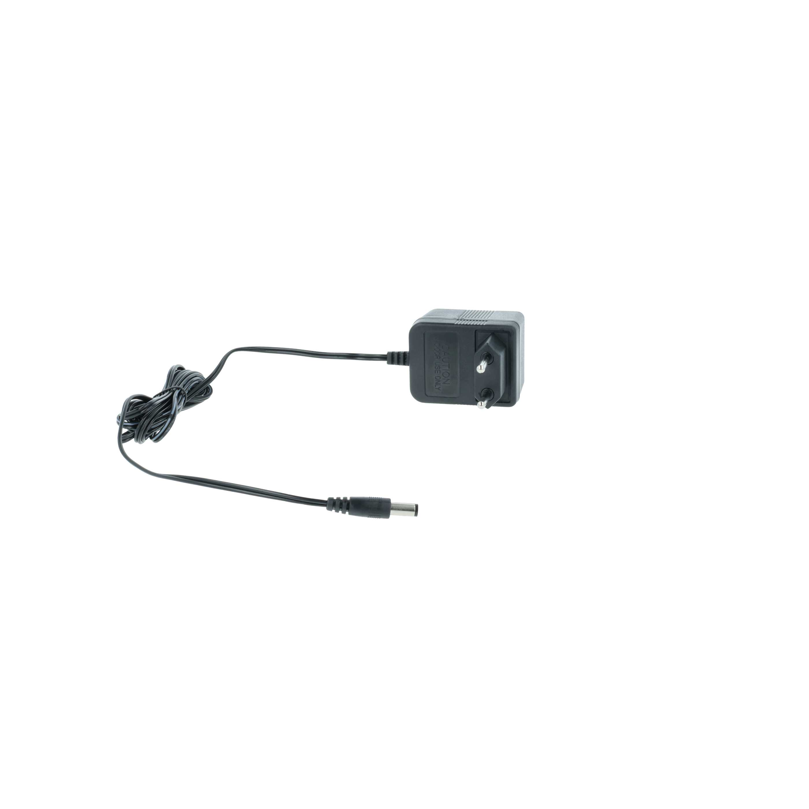 Ein schwarzes Netzteil mit Kabel und DC-Anschluss auf weißem Hintergrund.
