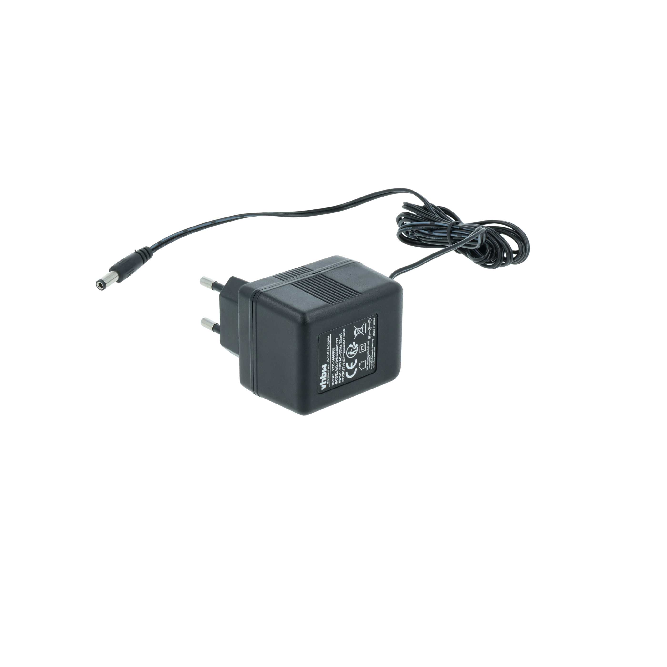 Schwarzes AC/DC-Netzteil mit Stecker und Kabel mit Stecker. Der Hintergrund ist weiß.