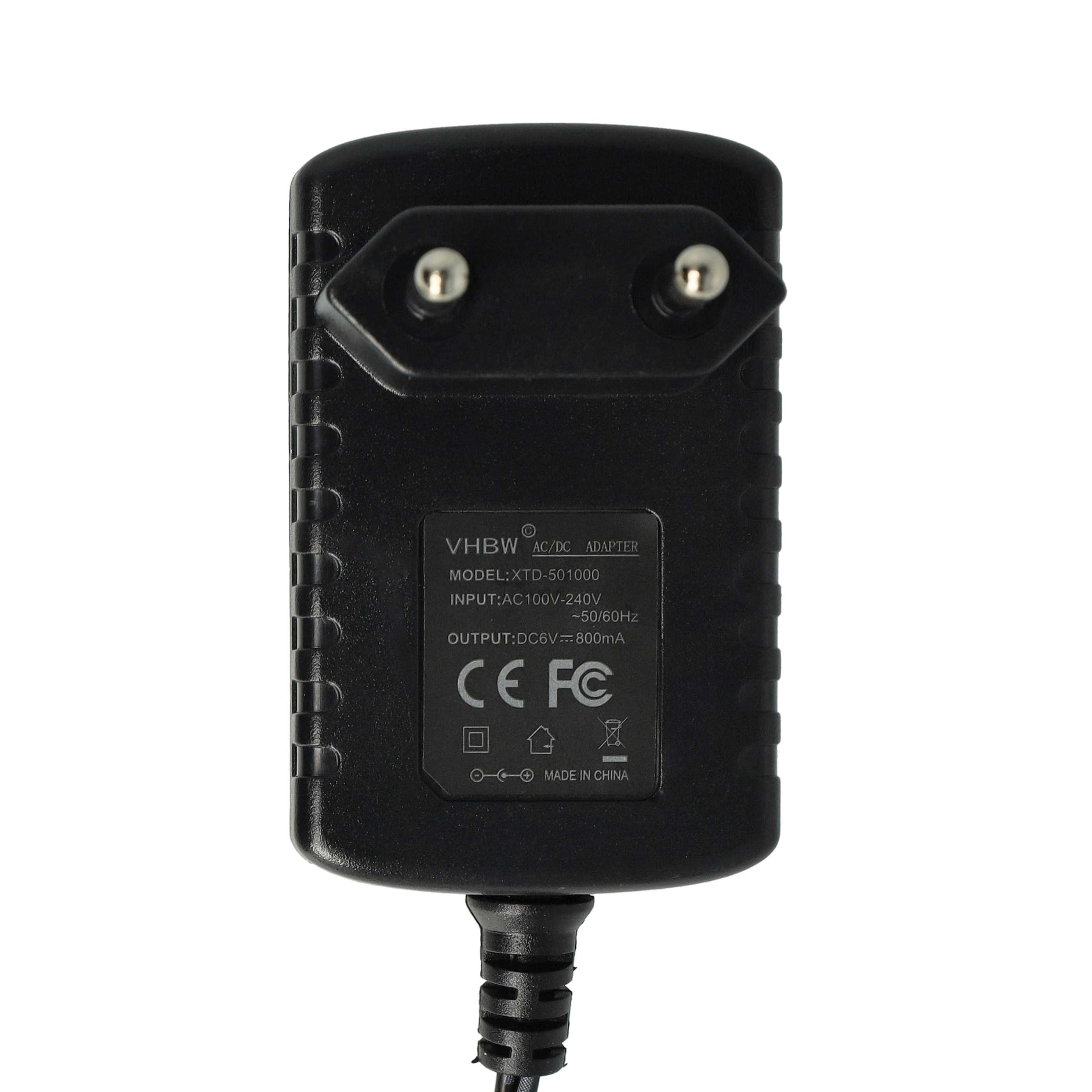 Schwarzer AC/DC-Adapter mit Stiften, beschriftet mit VHBW, CE und Made in China. Er hat ein schwarzes Kabel.