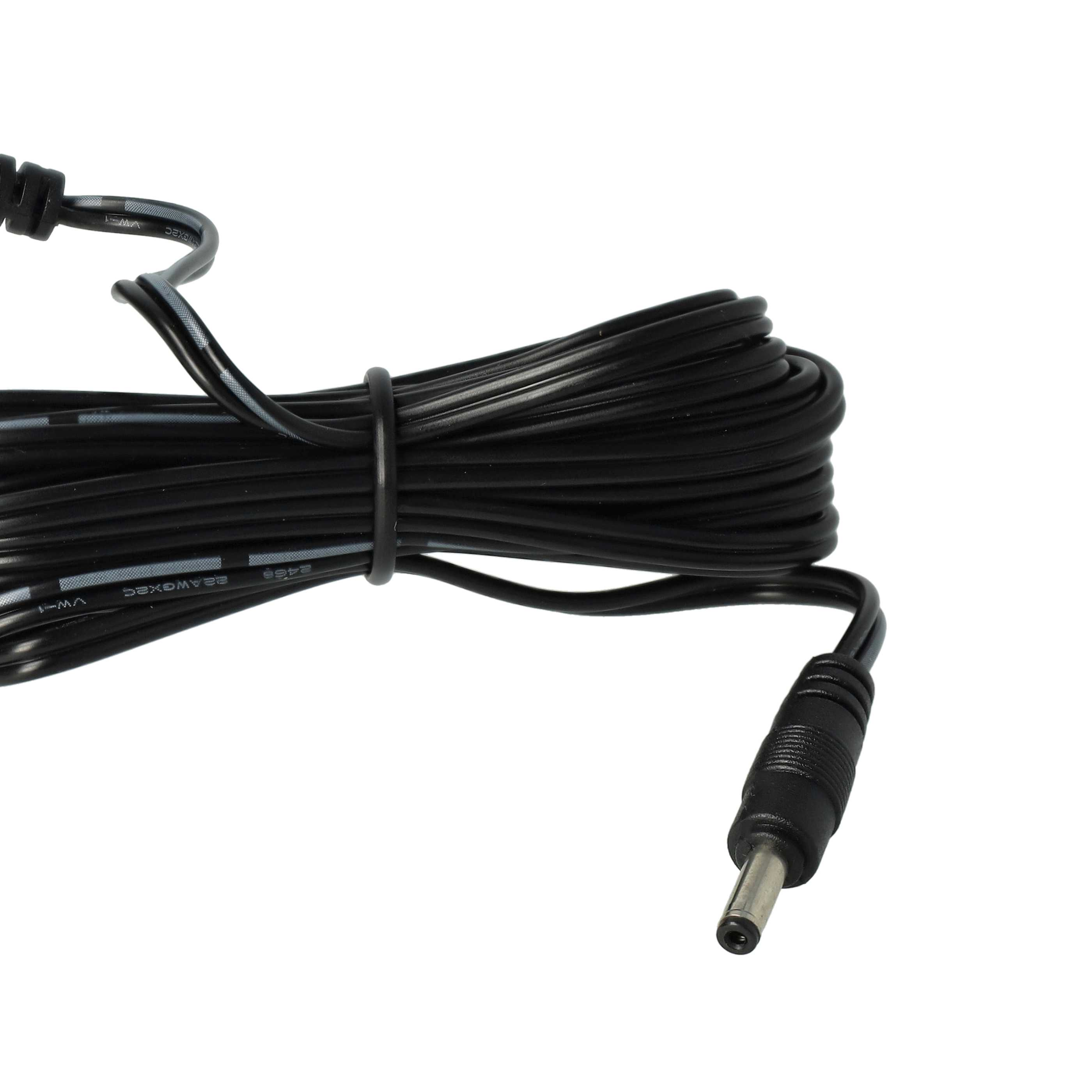 Ein schwarzes Netzkabel mit DC-Anschluss, aufgerollt und gebunden. Weißer Hintergrund.