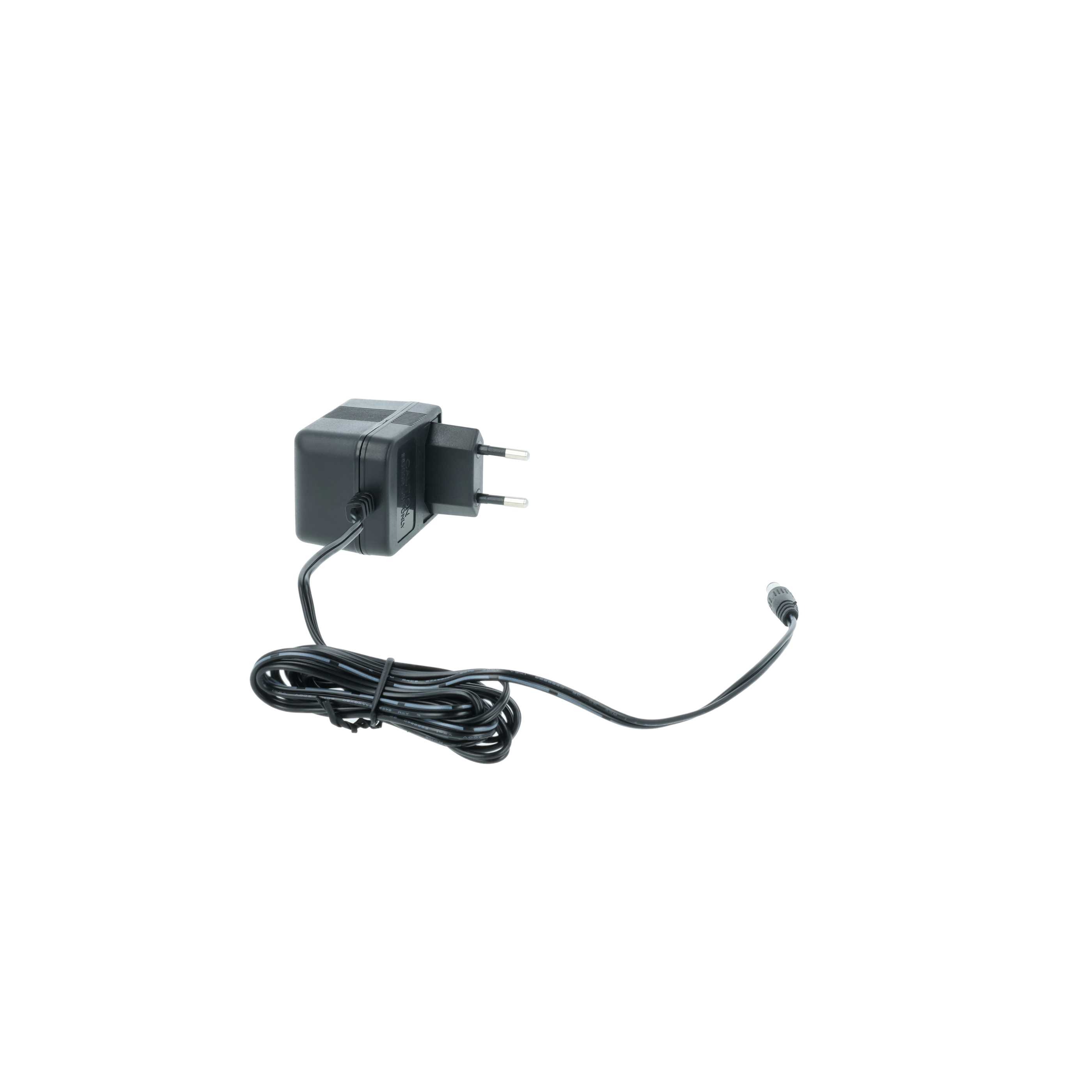 Schwarzes Netzteil mit Stecker und Kabel. Das Kabel ist aufgerollt. Weißer Hintergrund.