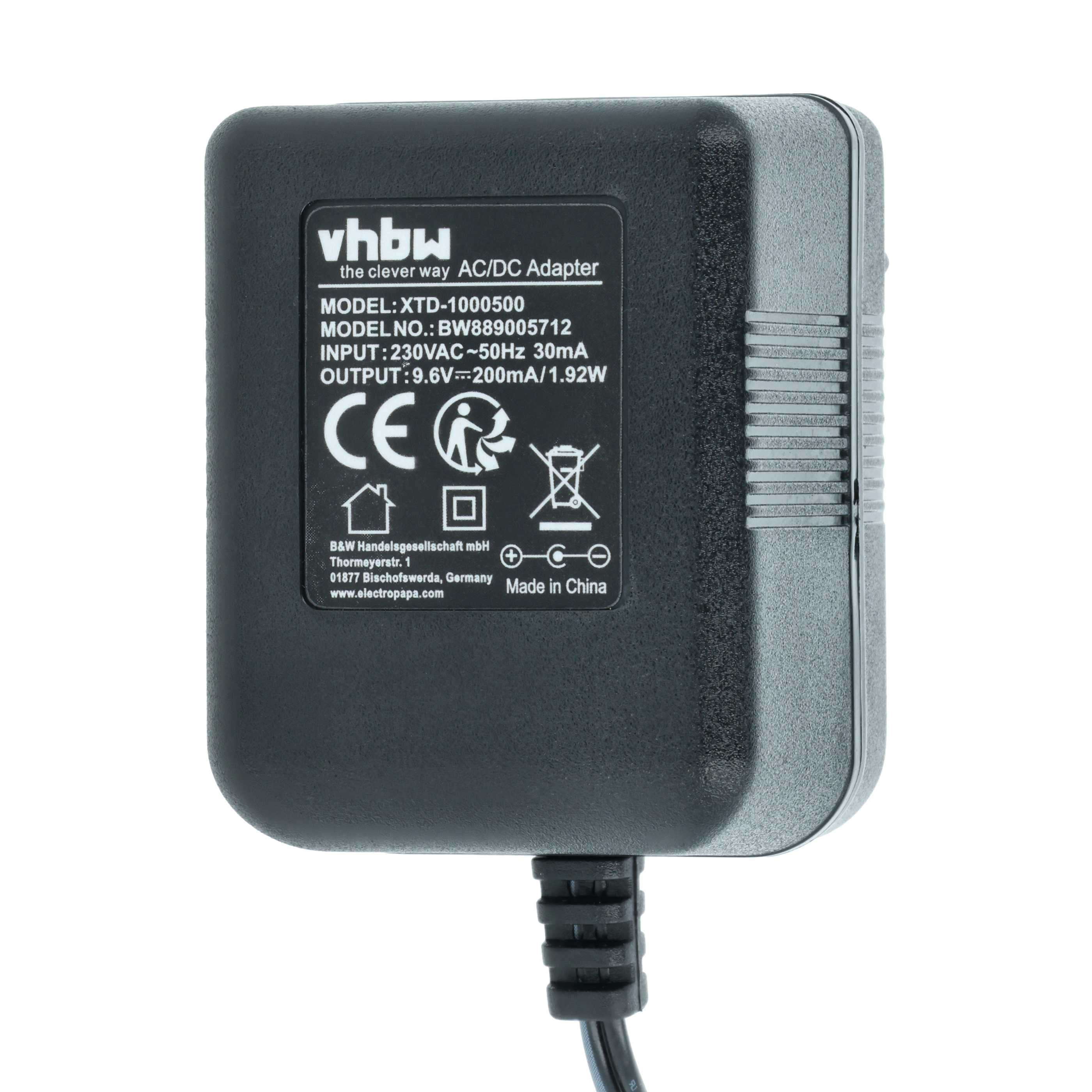 Ein schwarzes AC/DC-Netzteil auf weißem Hintergrund. Es enthält Text mit Modell- und Elektrizitätsdaten.