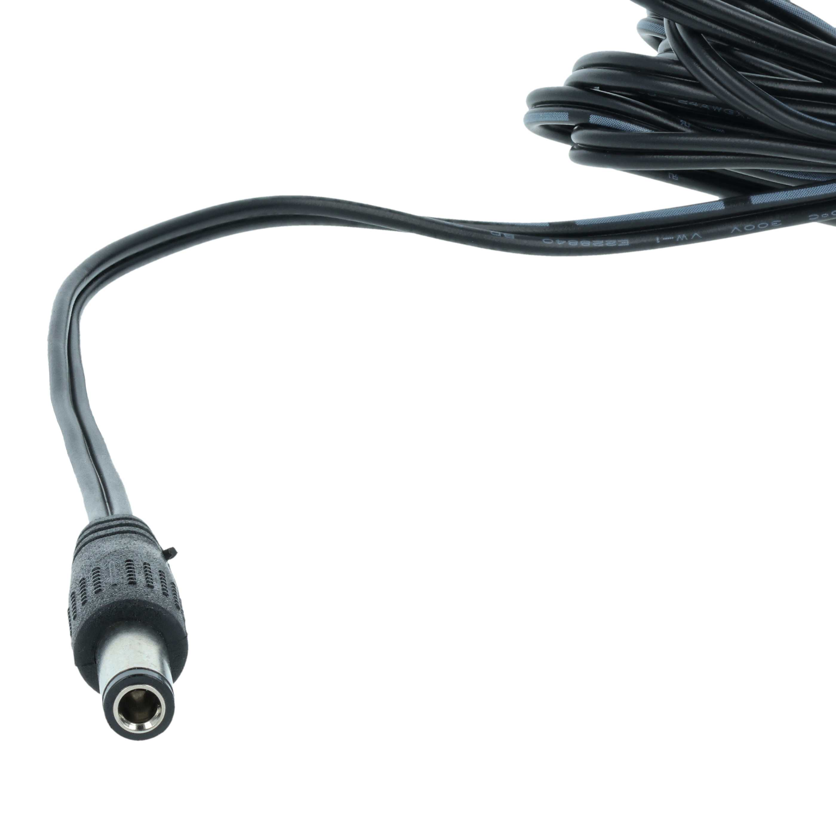 Ein schwarzes Netzkabel mit einem DC-Stecker. Das Kabel ist gebogen, der Stecker unten links, der Rest ist aufgerollt.